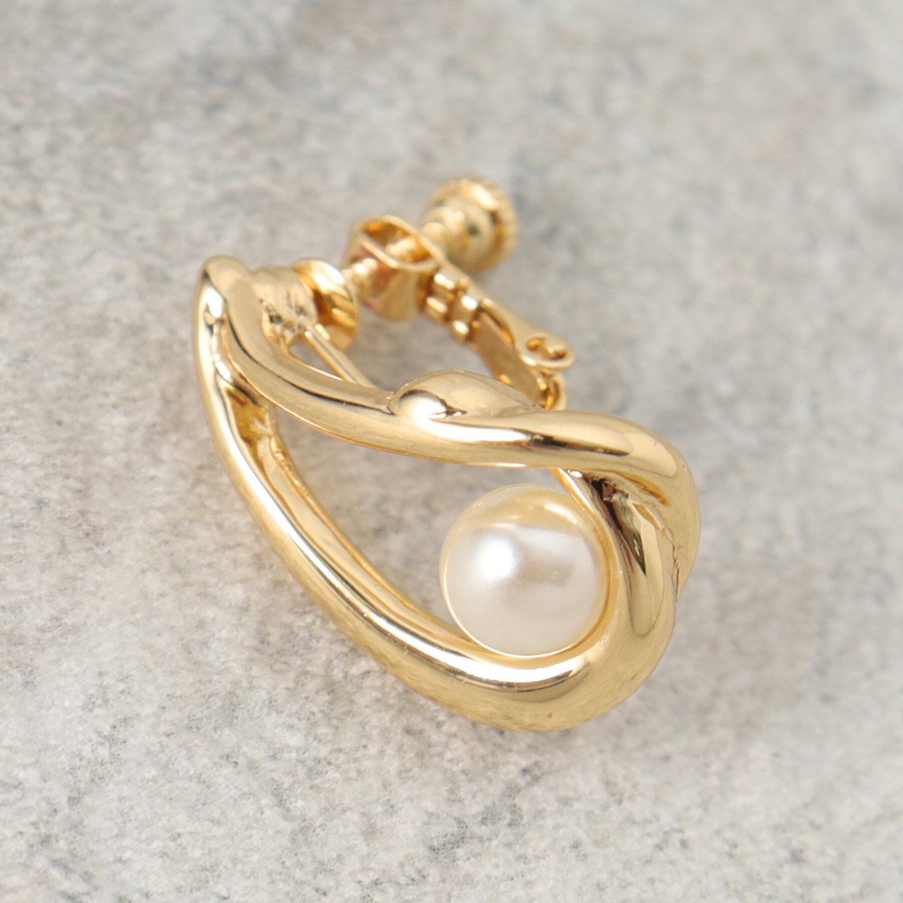 OPAQUE.CLIP「しずくメタル&times;フェイクパールイヤリング」|イヤリング|