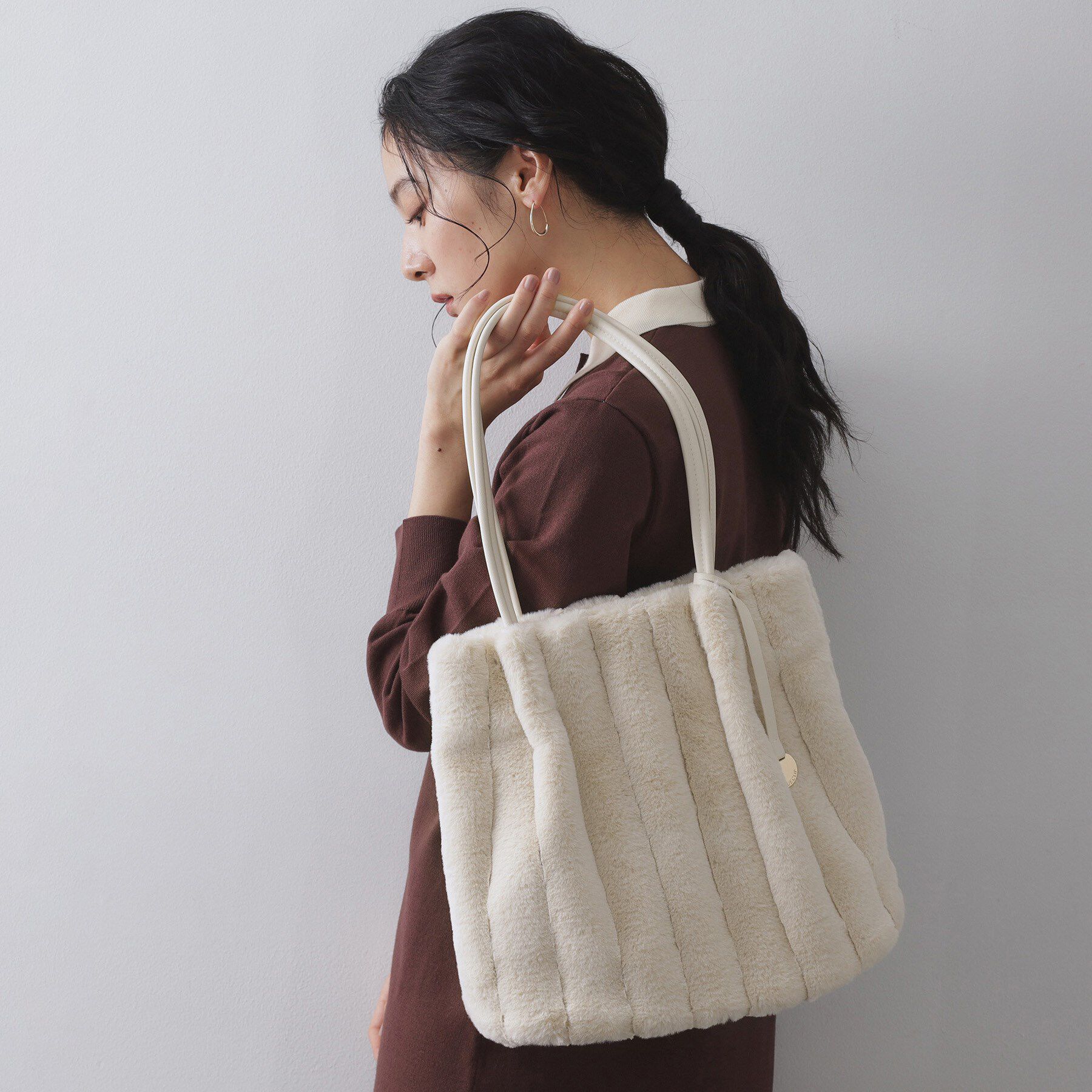 OPAQUE.CLIP「【A4サイズ対応／マチ付き】ストライプフェイクファートートバッグ」|トートバッグ|アイボリー(004)