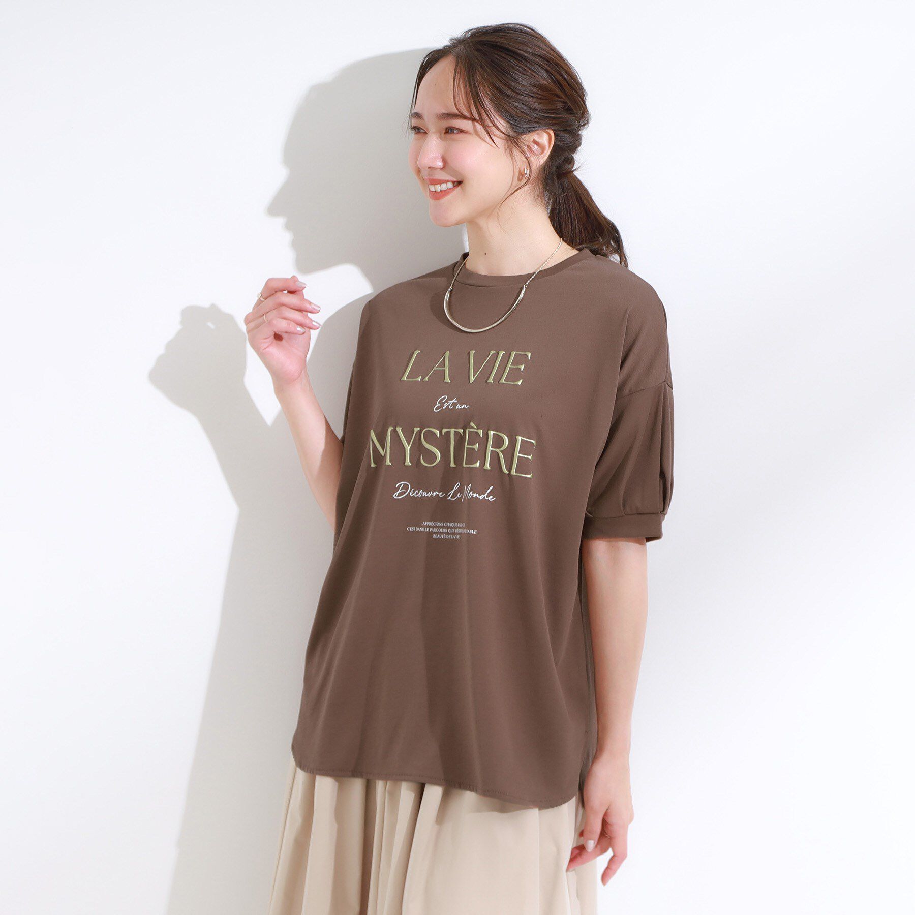 SHOO･LA･RUE「【S-LL/ひんやり/UV】ぷっくりラメプリントロゴTシャツ」|Tシャツ・カットソー|