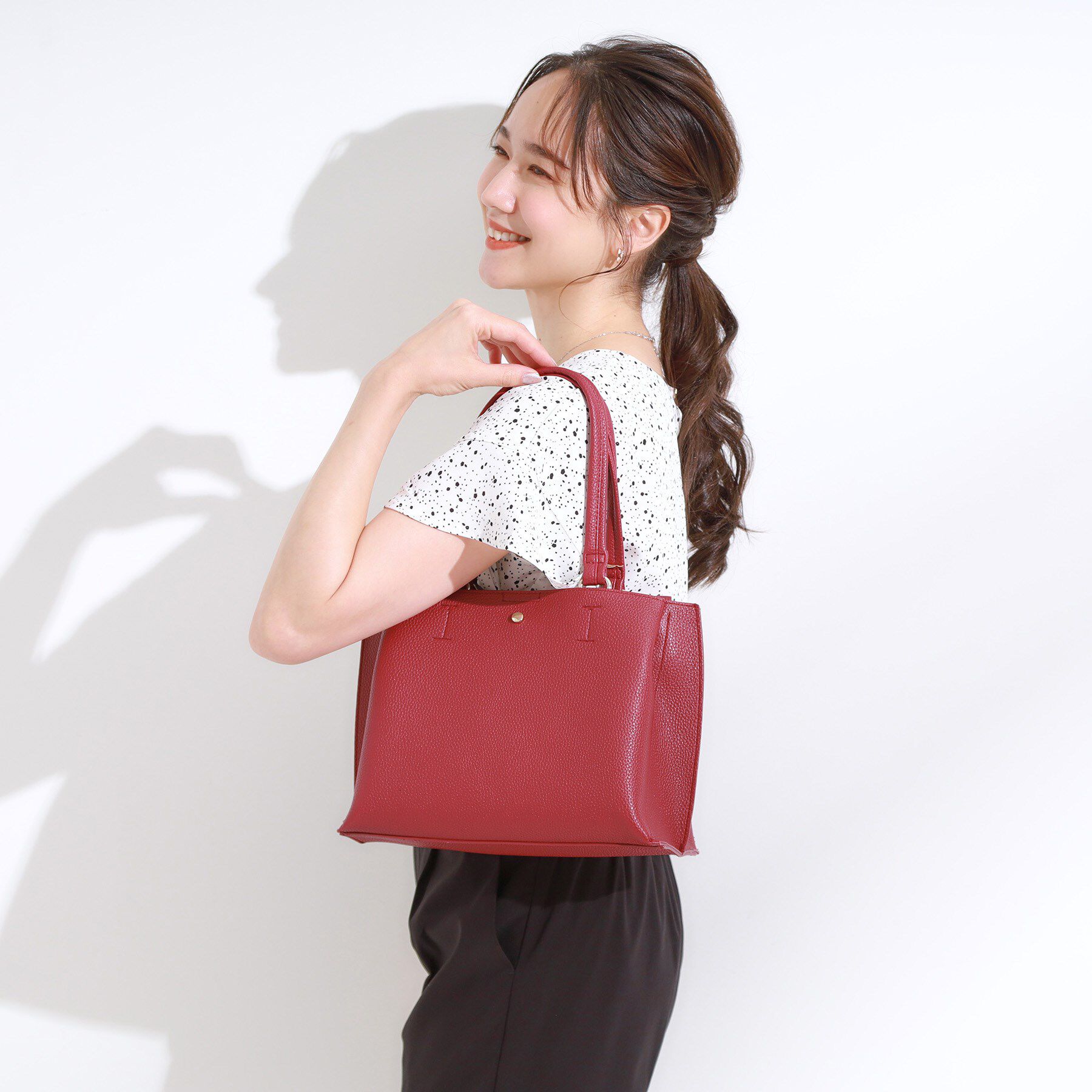 SHOO･LA･RUE「【軽量/2WAY】ふわっと軽い ミドルサイズ トートバッグ」|トートバッグ|レッド(063)