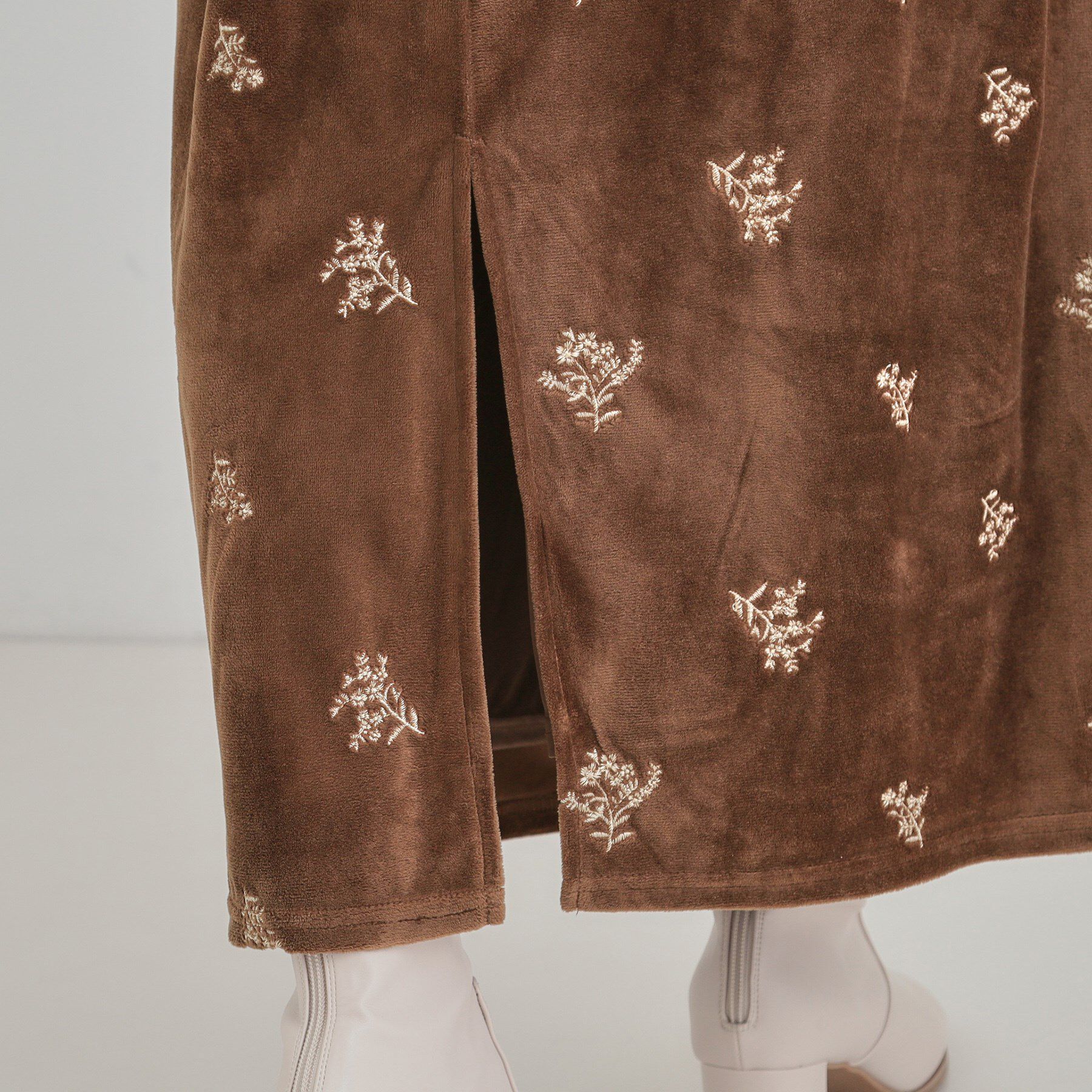 SHOO･LA･RUE「大人な小花柄が魅力の 刺繍ベロア調ナロースカート」|スカート|