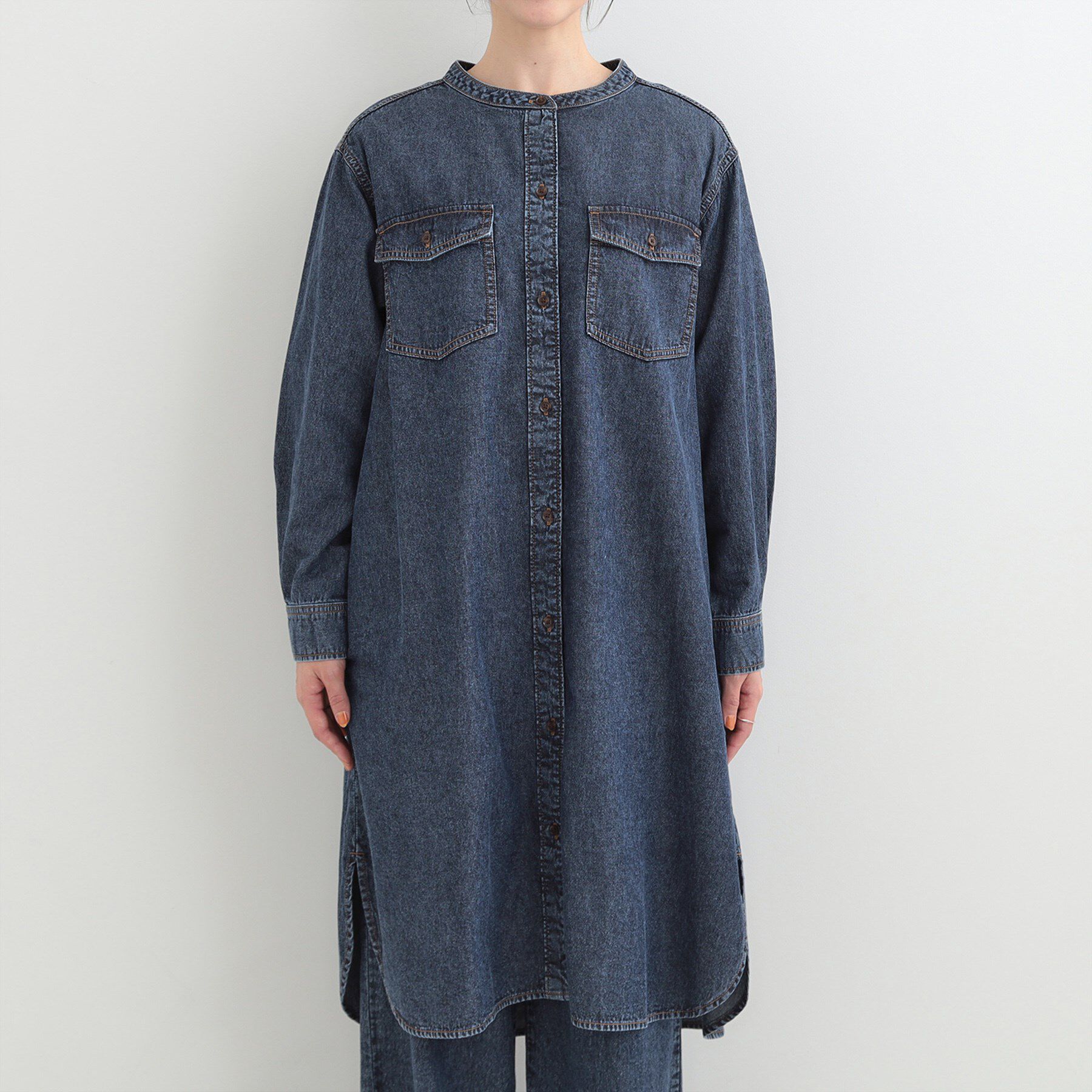 SHOO･LA･RUE「【ライトオンスデニム/S-LL】体型カバーにも 首元すっきり ロングデニムシャツ」|ワンピース|