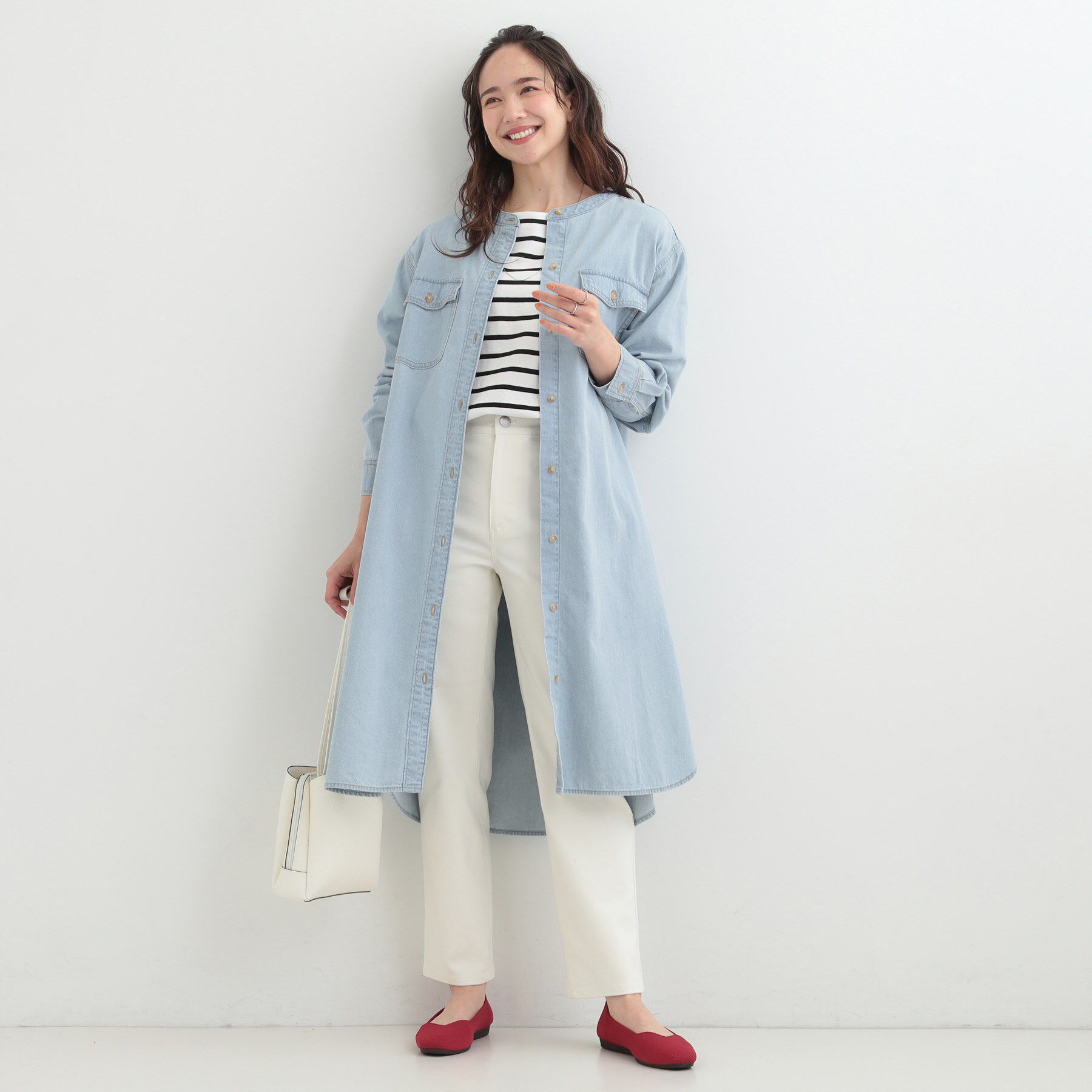 SHOO･LA･RUE「【ライトオンスデニム/S-LL】体型カバーにも 首元すっきり ロングデニムシャツ」|ワンピース|