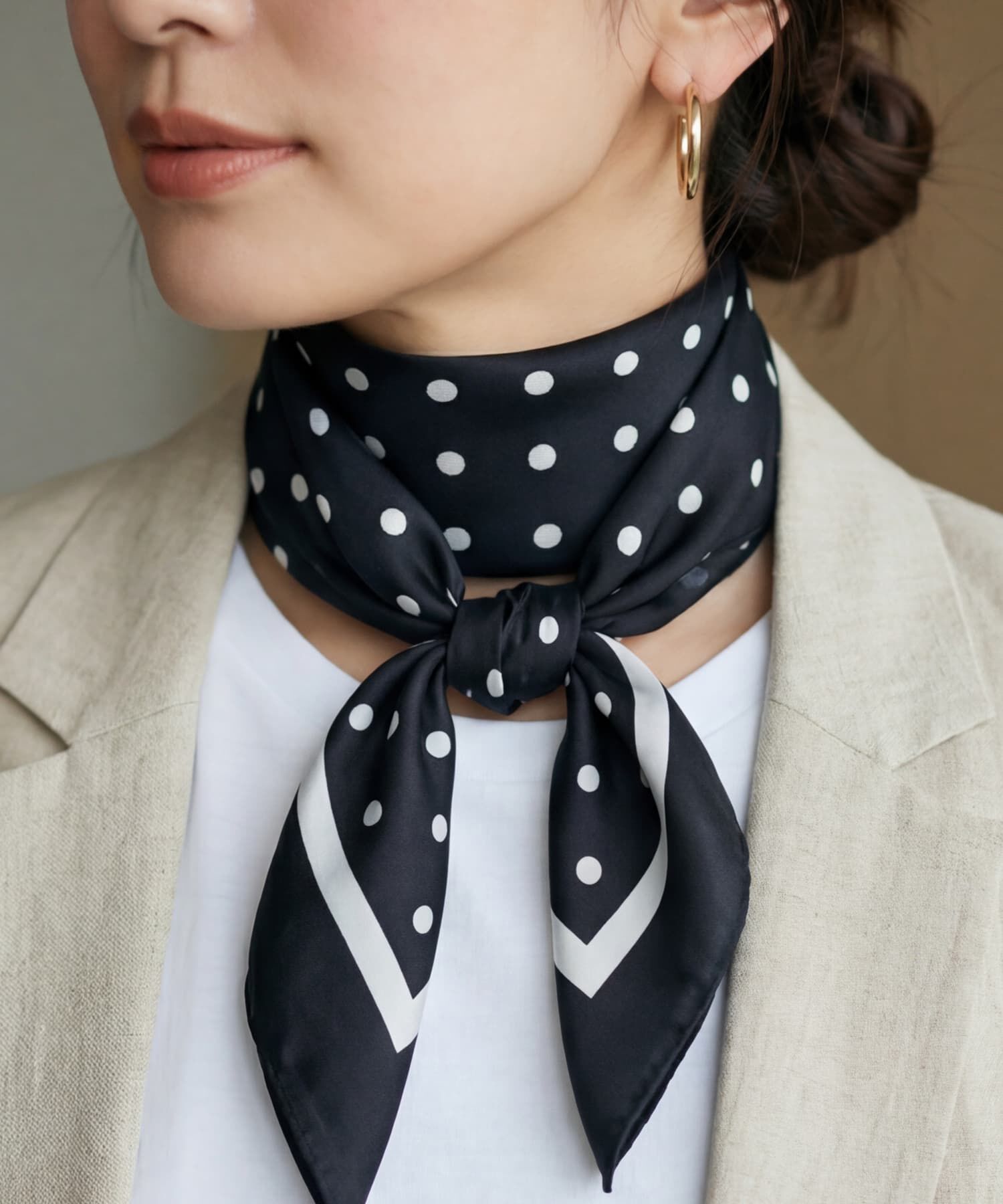 STYLE DELI「【DELI by】モダンモチーフサテンスクエア大判スカーフ」|バンダナ・スカーフ|ブラック