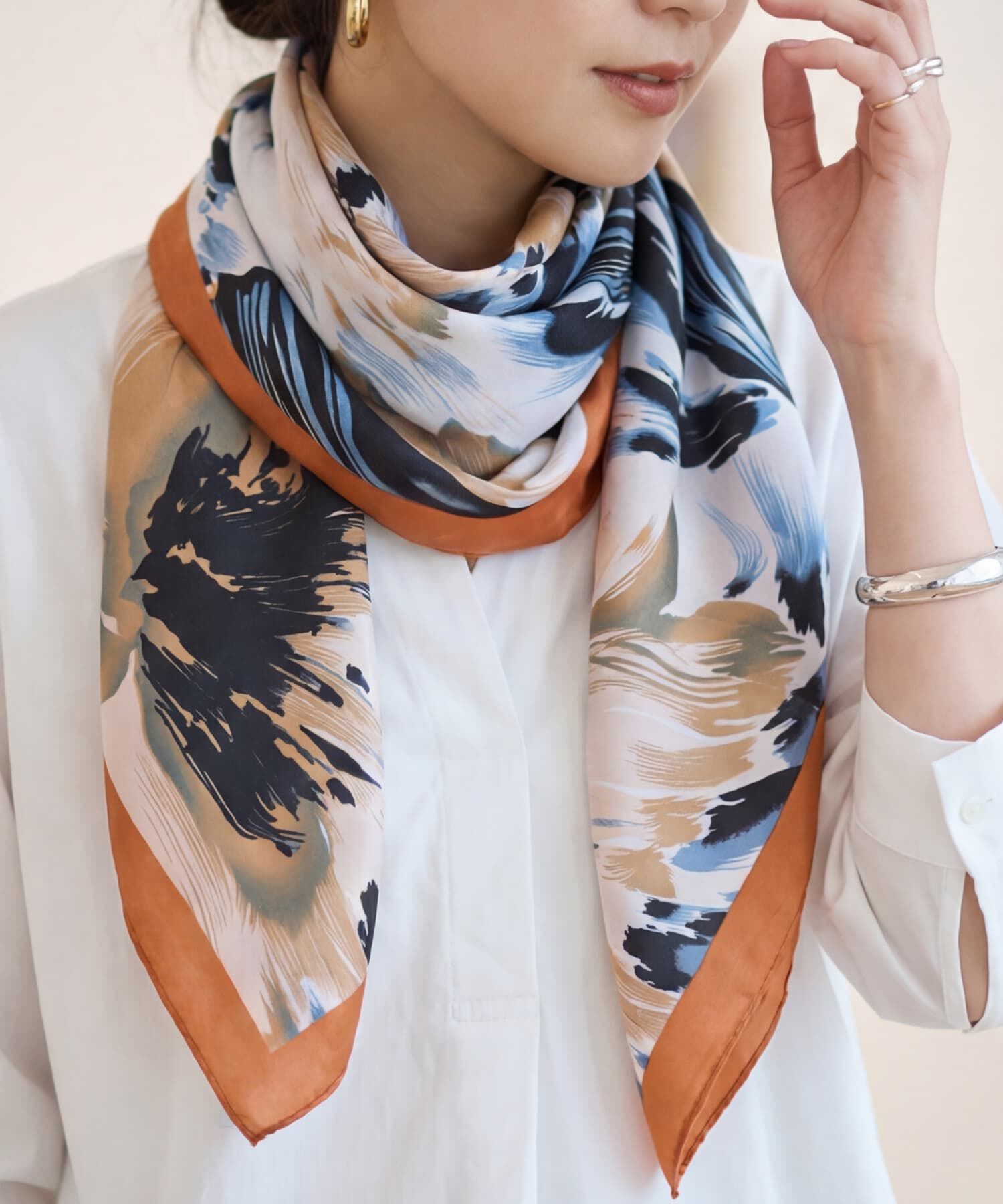 STYLE DELI「【DELI by】モダンモチーフサテンスクエア大判スカーフ」|バンダナ・スカーフ|オレンジ