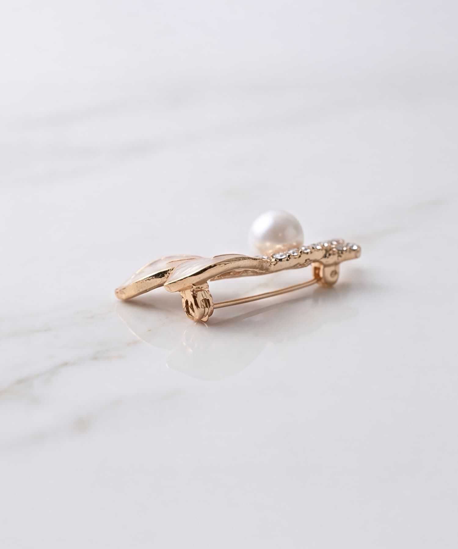 STYLE DELI「【DELI by】リーフモチーフ パールクリスタルブローチ」|ブローチ・コサージュ|