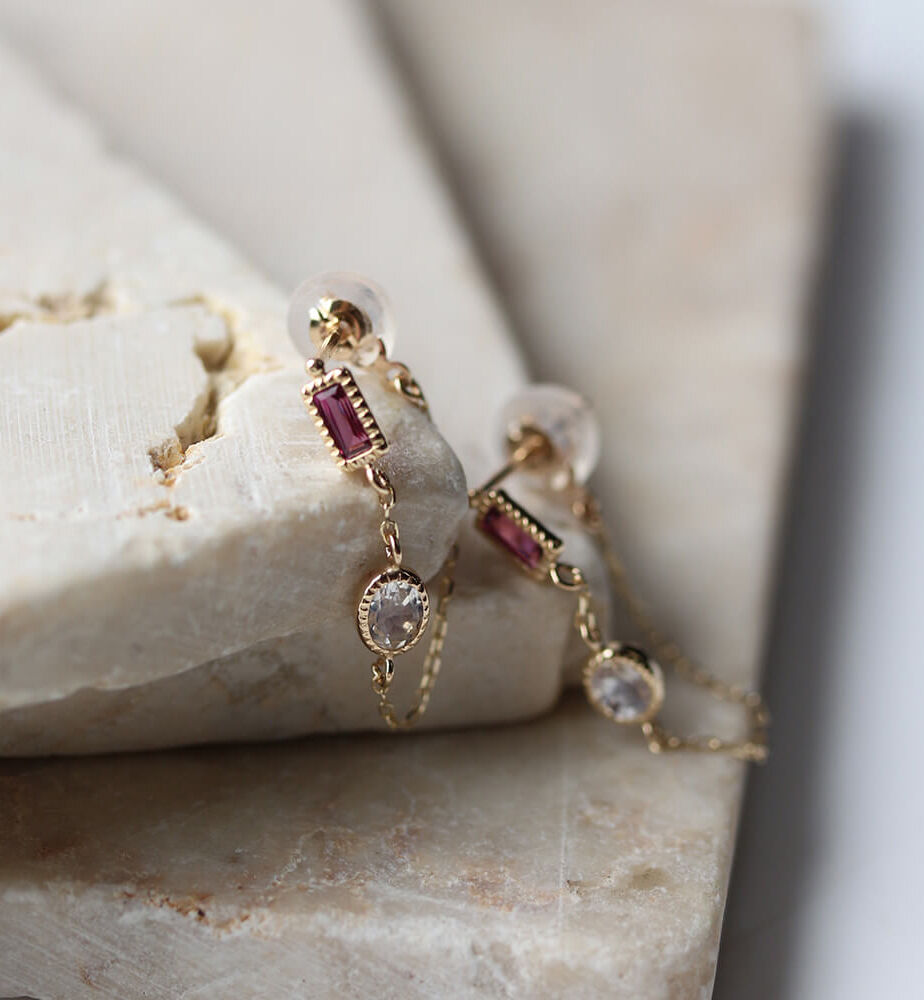  「ロードライトガーネット / ロイヤルブルームーンストーン チェーンフープ ピアス | K10YG」|ピアス|