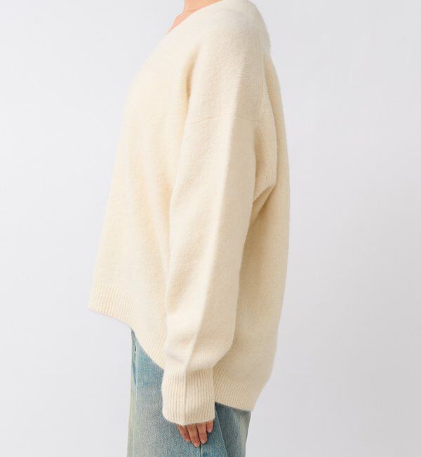  「【華やかな印象に】ヘアリーヤーン深Vネックニット」|ニット・セーター|