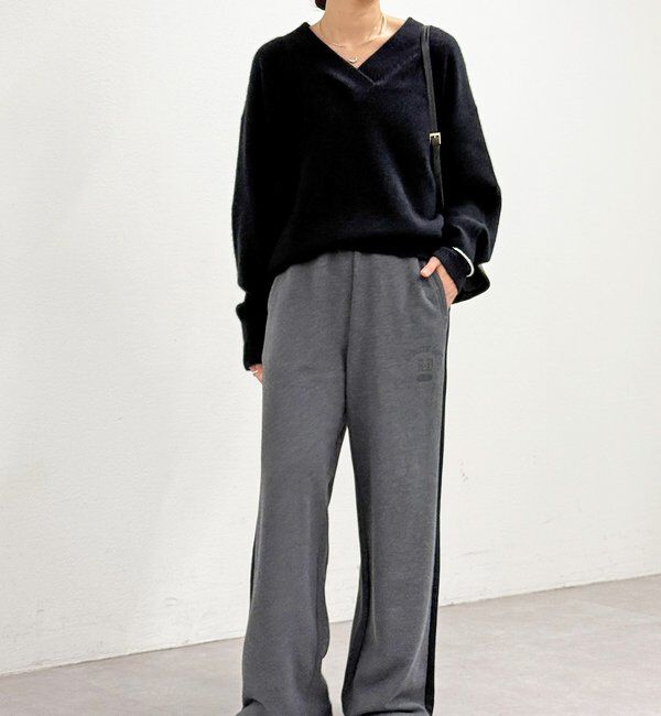  「【華やかな印象に】ヘアリーヤーン深Vネックニット」|ニット・セーター|