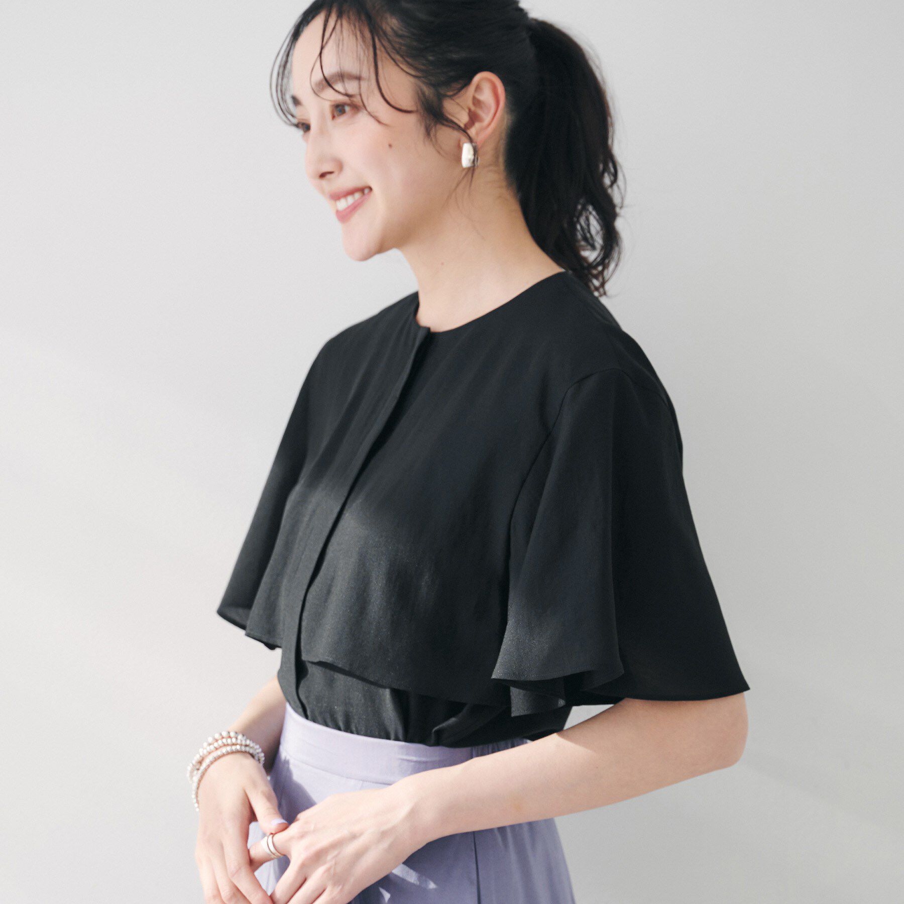 UNTITLED「【オンオフ/二の腕カバー】オーガンジーラッフルブラウス」|シャツ・ブラウス|ブラック(019)