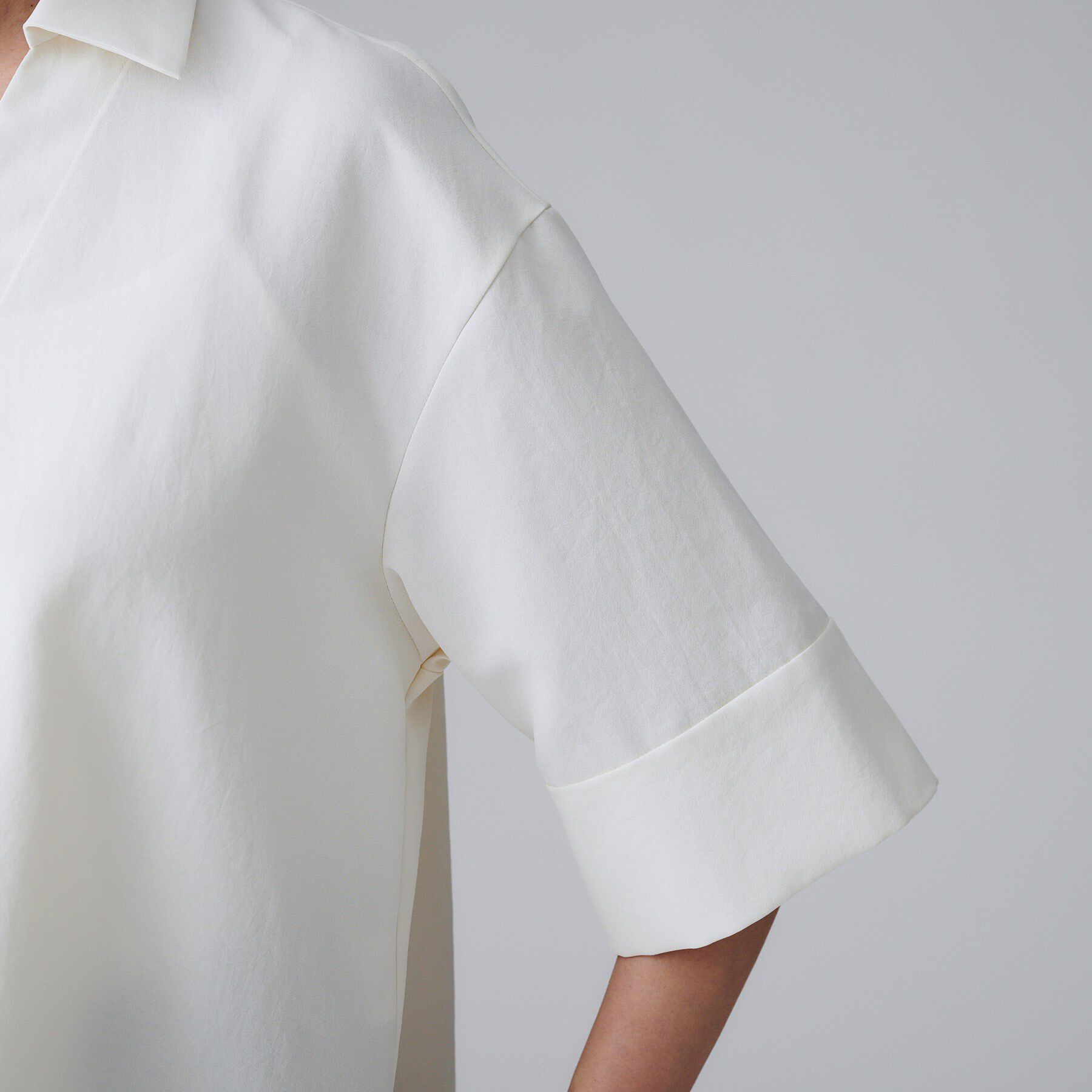 UNTITLED「【UVカット/接触冷感/吸水速乾/ゆったり】V開きネックシャツ」|シャツ・ブラウス|