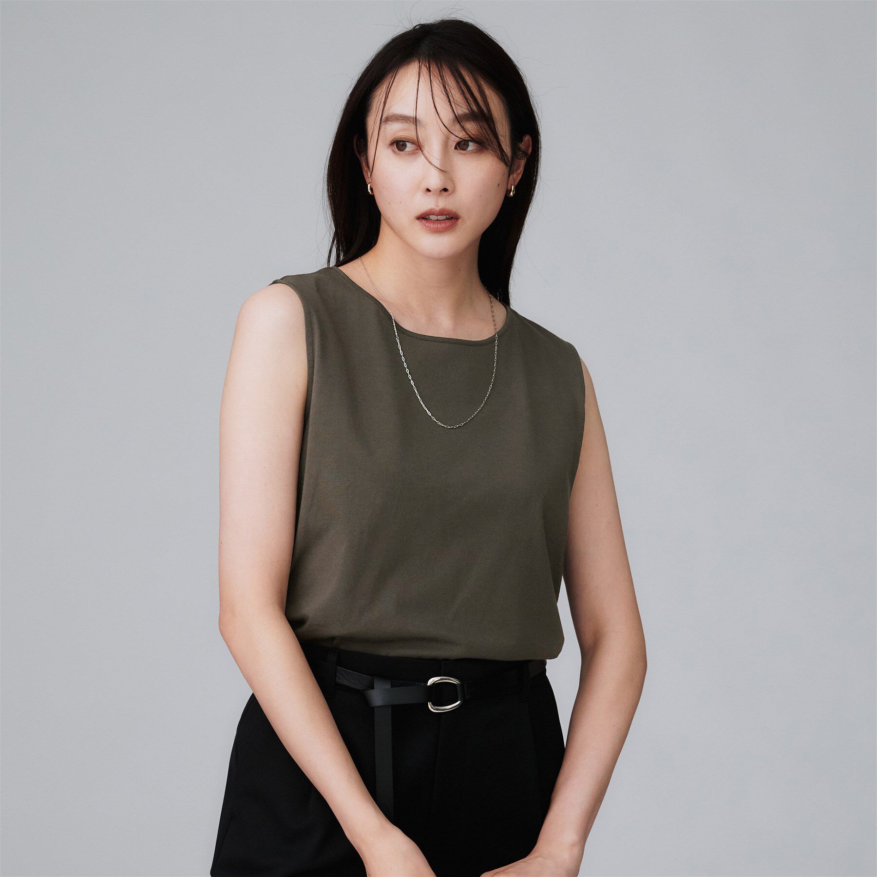 UNTITLED「【接触冷感／コットン100／洗える／丸首】ノースリーブ天竺プルオーバー」|Tシャツ・カットソー|チャコールグレー(0