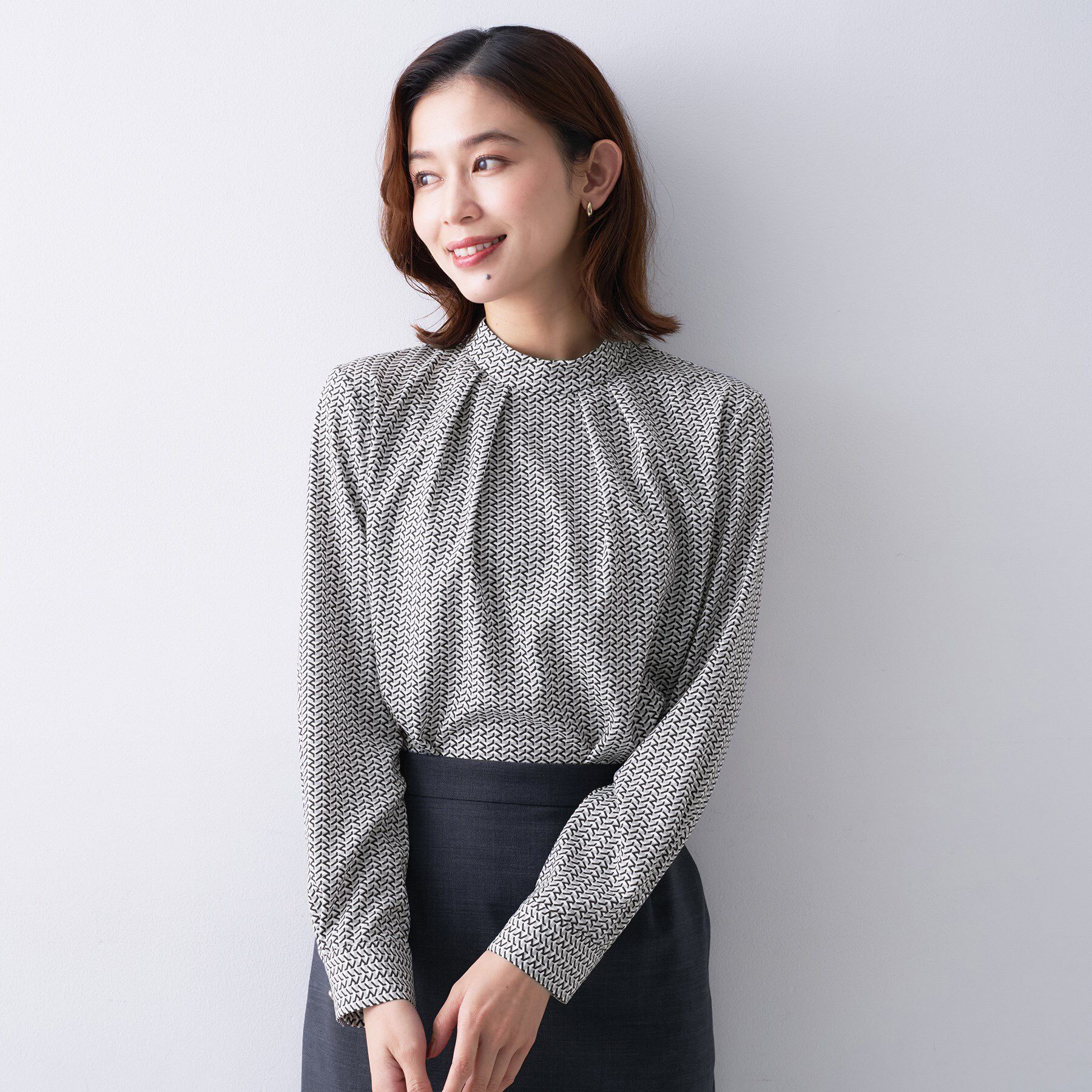 UNTITLED「【洗える/お仕事着】ジオメトリック ハイネックブラウス」|シャツ・ブラウス|