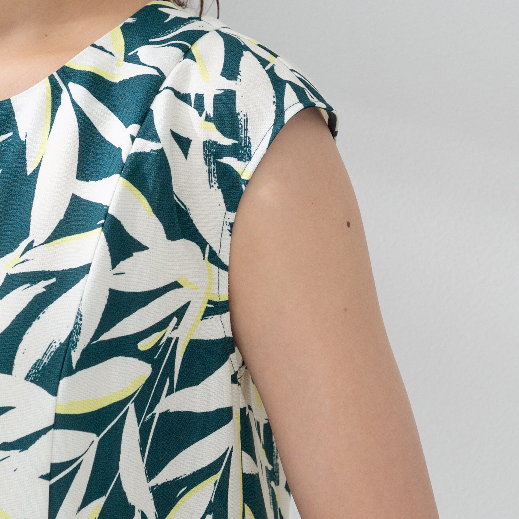 UNTITLED「【リラクシー/着映え】ボタニカルリーフワンピース」|ワンピース|