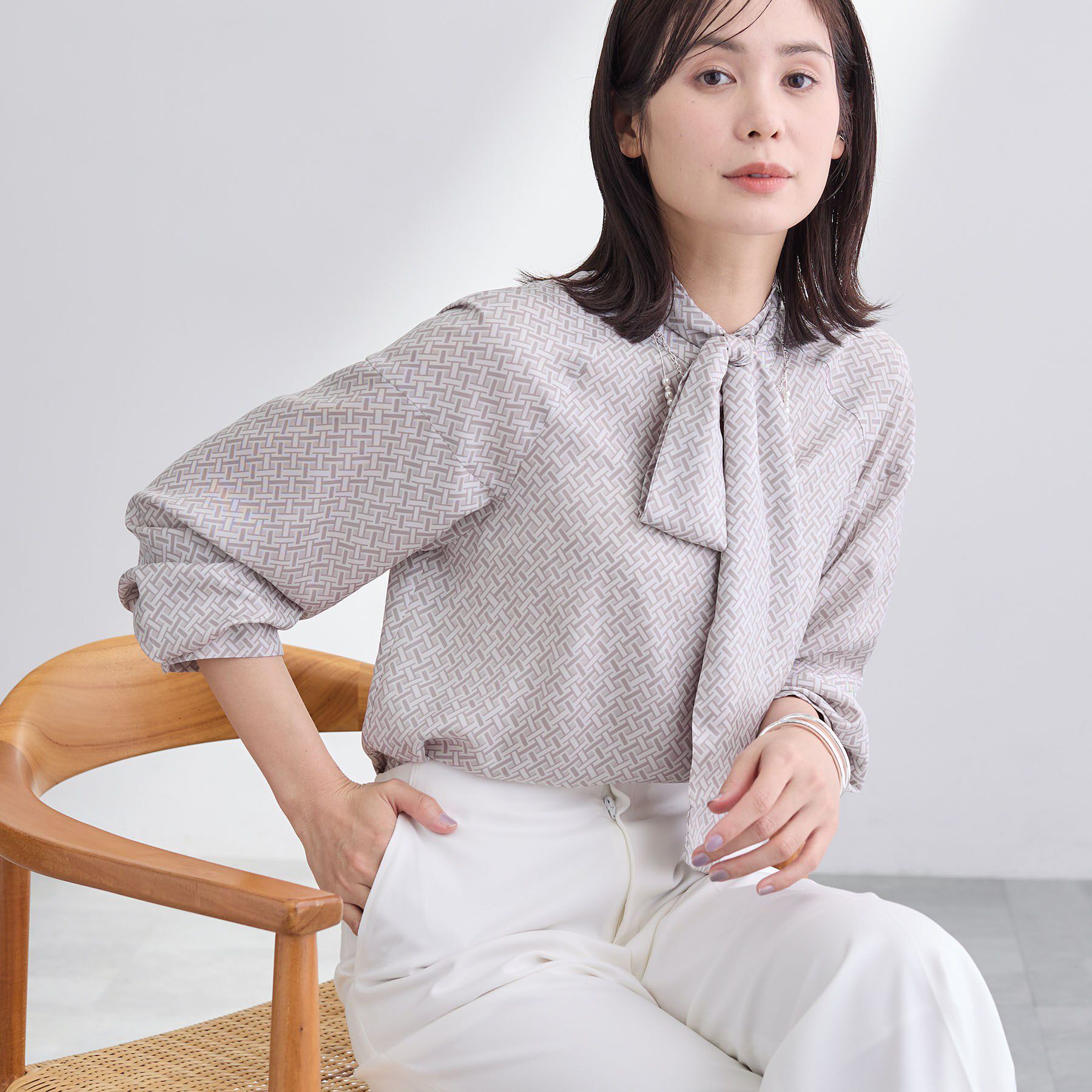 INDIVI「ジオメプリントボウタイブラウス」|シャツ・ブラウス|グレージュ(150)