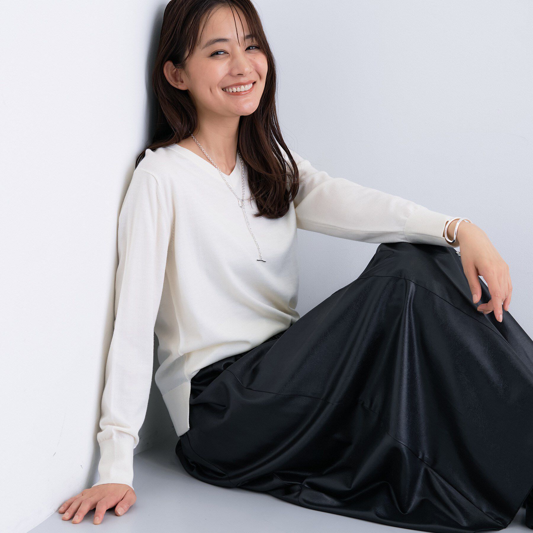 INDIVI「【洗える／毛玉になりにくい】エクストラファインウール Vネックニット」|ニット・セーター|オフホワイト(003