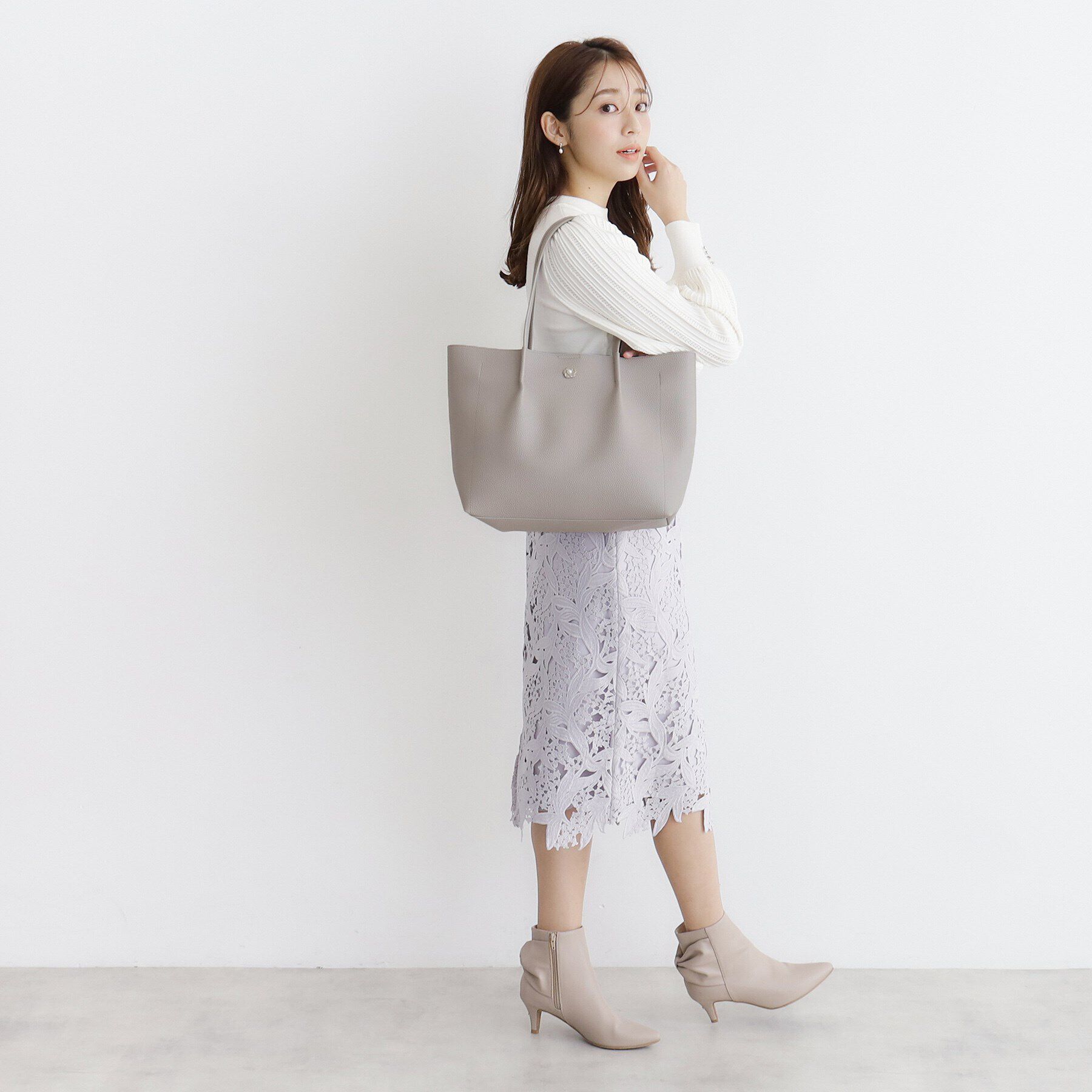 index「【A4サイズ収納可】フラワーパーツ合皮トートバッグ」|トートバッグ|