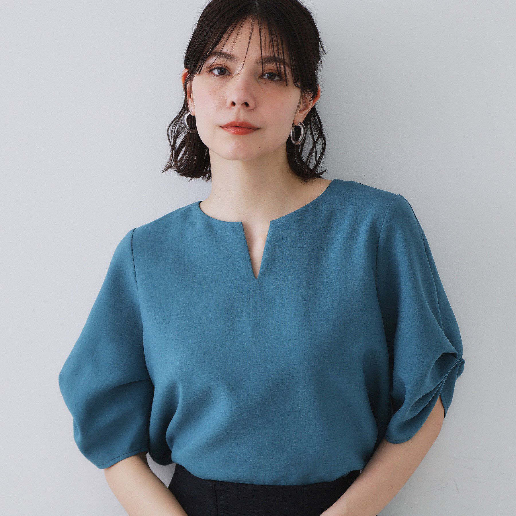 OPAQUE.CLIP「リネンライクキーネックタックスリーブブラウス【洗濯機洗い可/吸水速乾/接触冷感】」|シャツ・ブラウス|