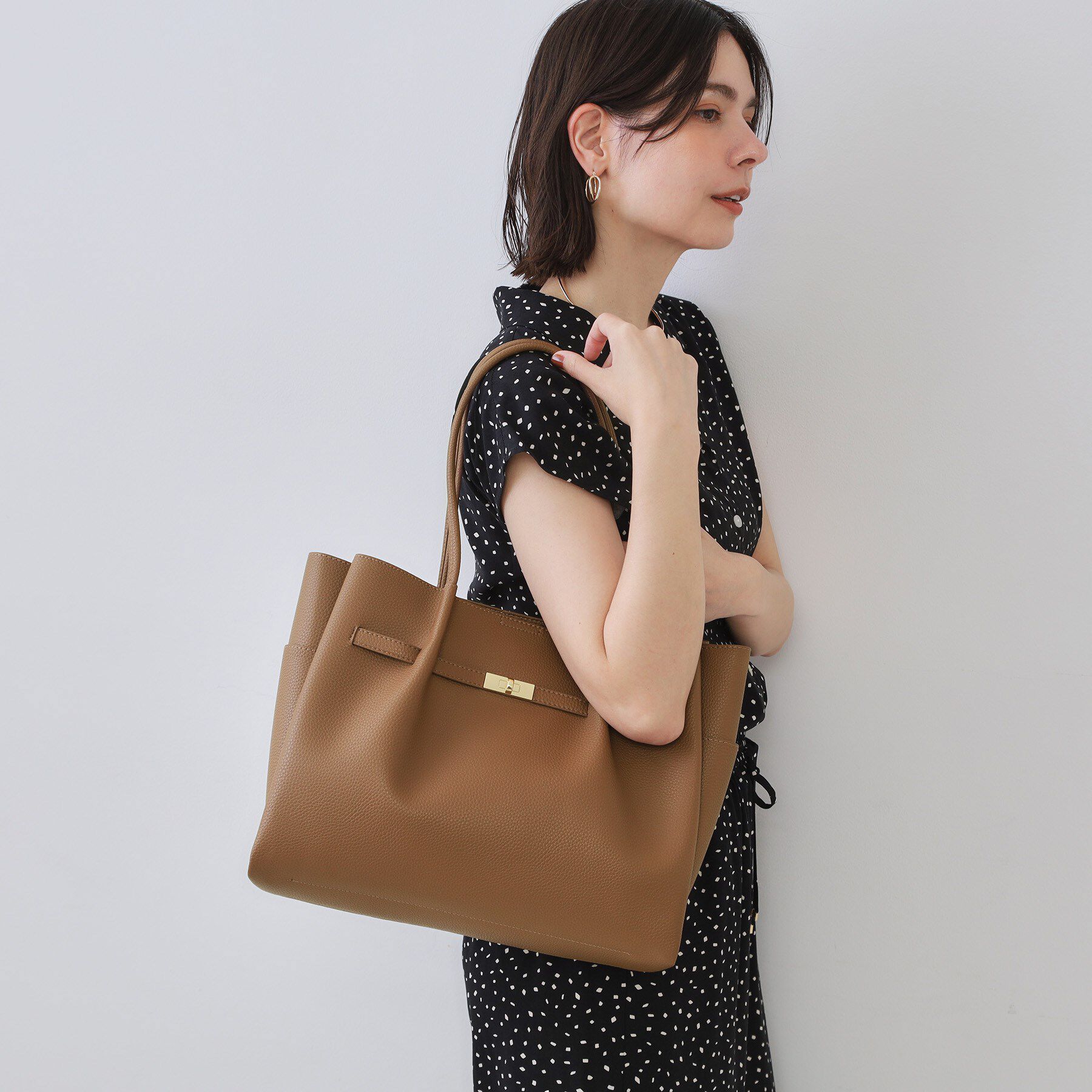OPAQUE.CLIP「【軽量/A4サイズ対応/通勤対応】フロントベルトデザイントートバッグ」|トートバッグ|モカブラウン(142