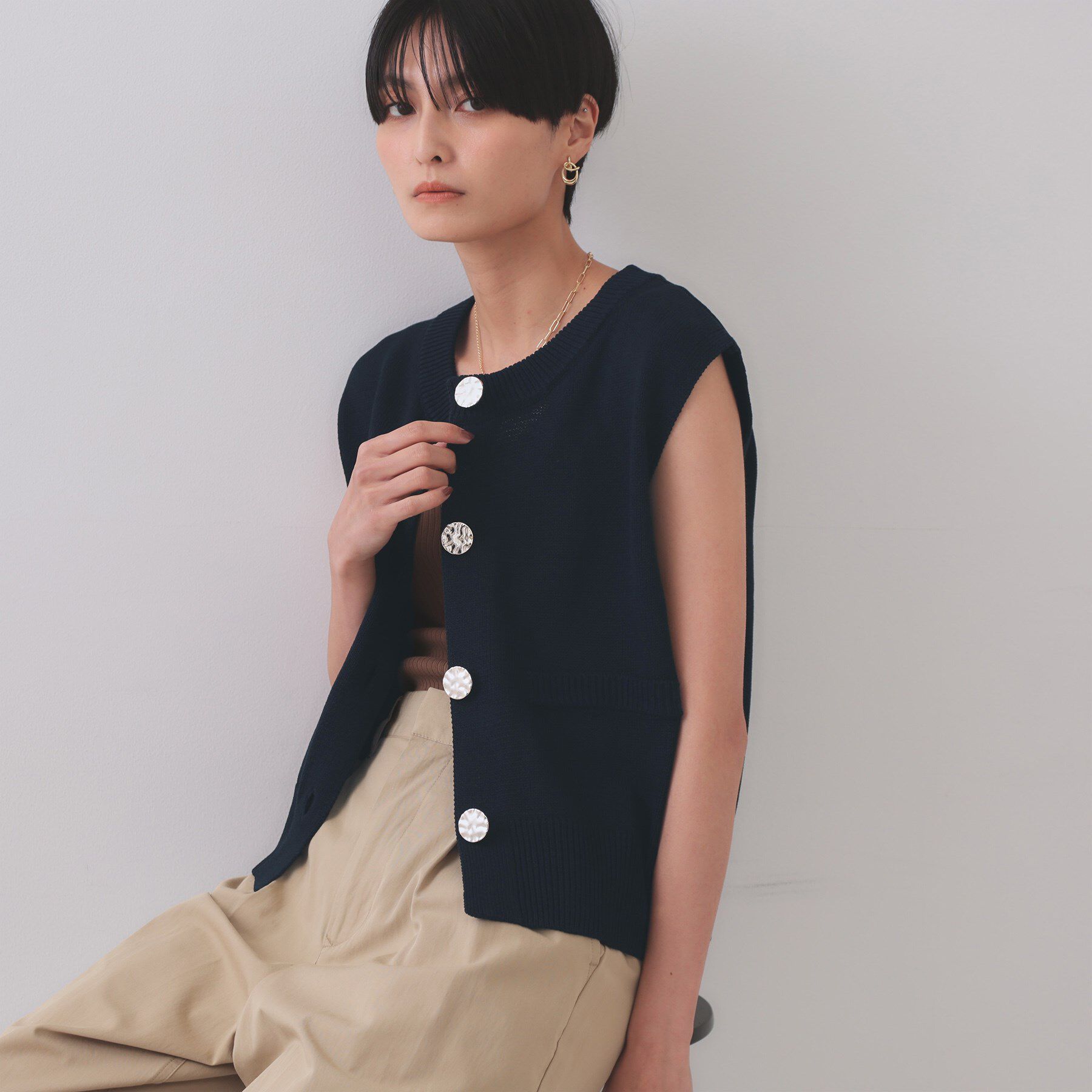 OPAQUE.CLIP「変形ブロンズボタンニットベスト【洗濯機洗い可】」|ベスト・ジレ|ネイビー(094)