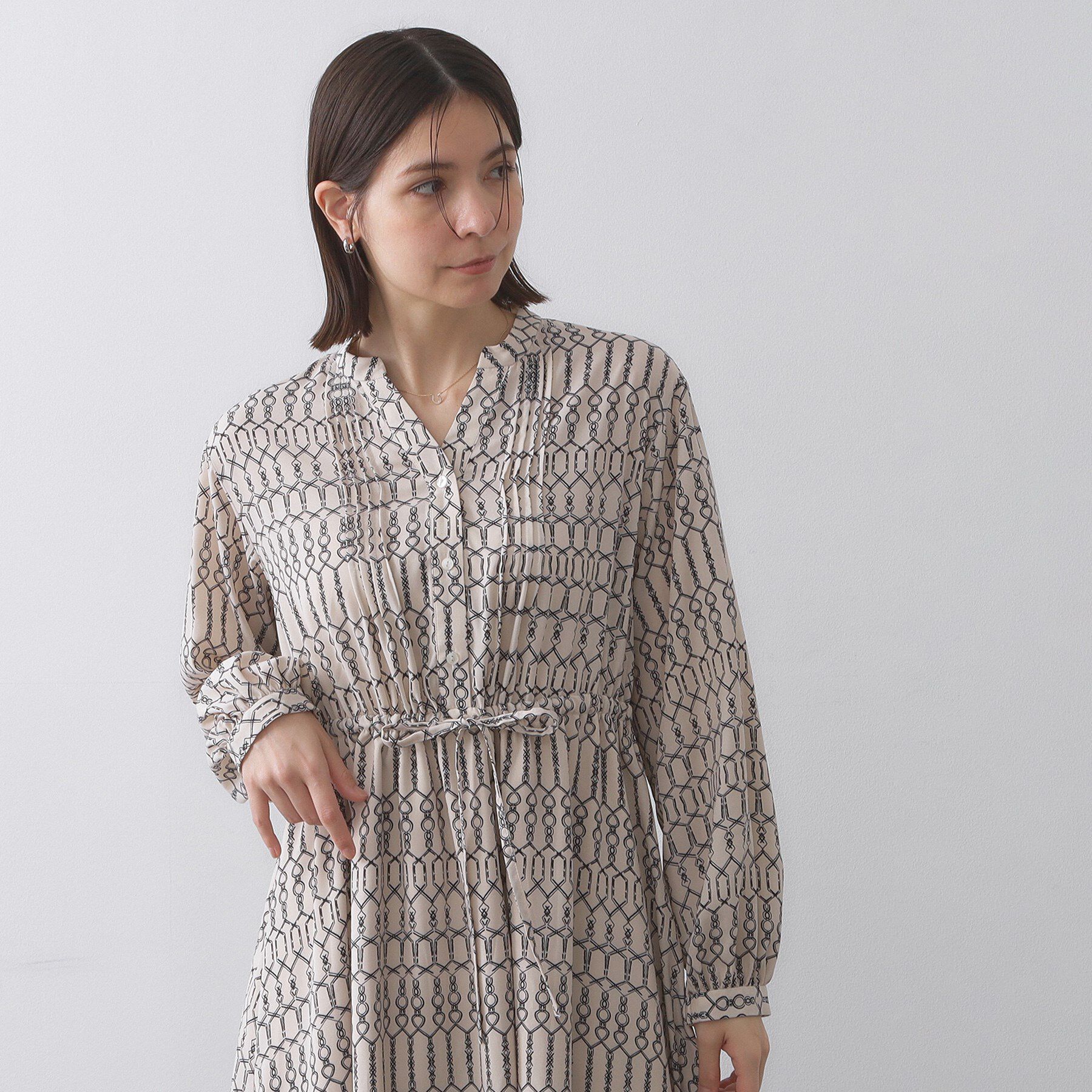 OPAQUE.CLIP「チェーンプリントフィット＆フレアワンピース【洗濯機洗い可〉」|ワンピース|アイボリー(104)