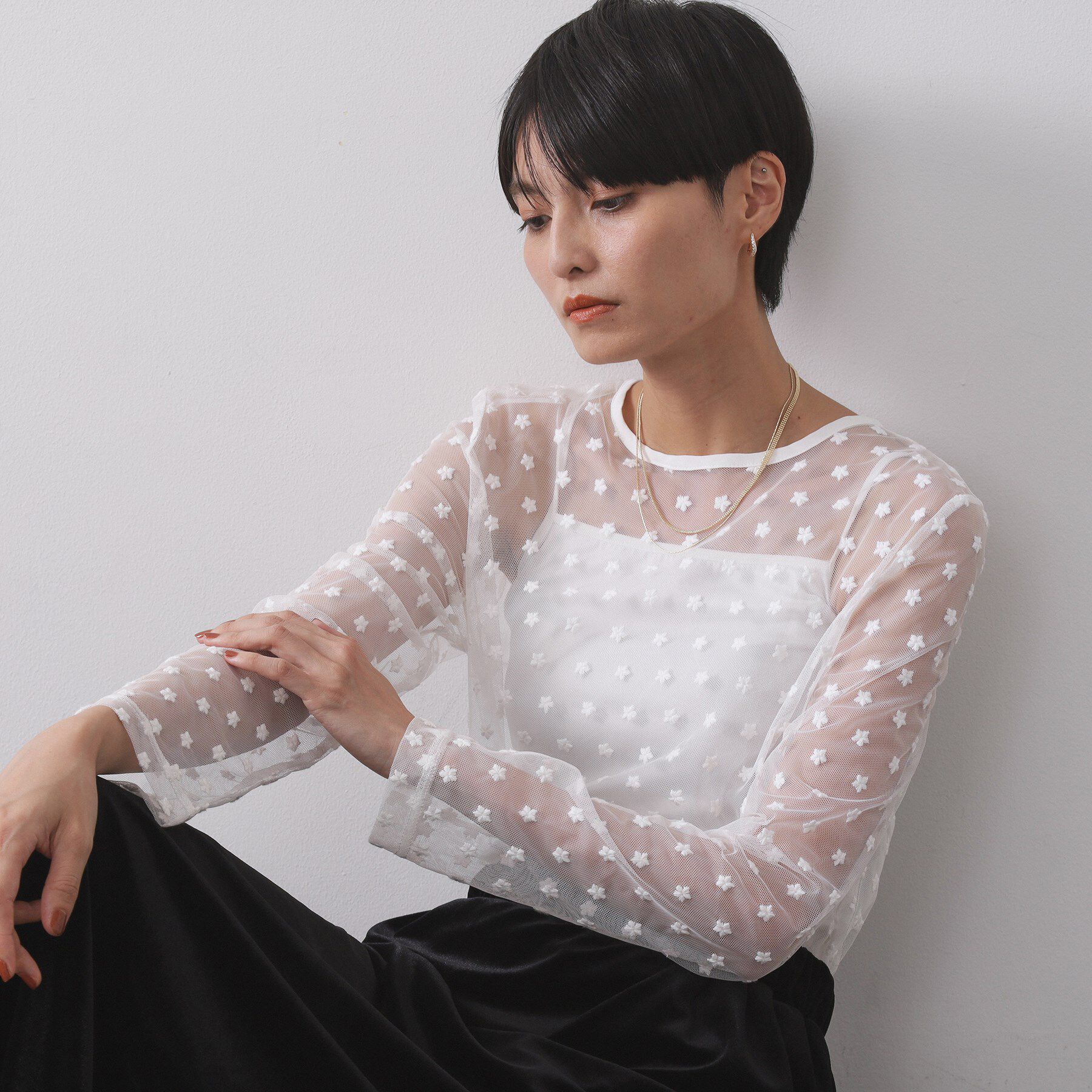 OPAQUE.CLIP「チュールフラワー刺繍シアートップス【洗濯機OK】」|Tシャツ・カットソー|ホワイト(101)