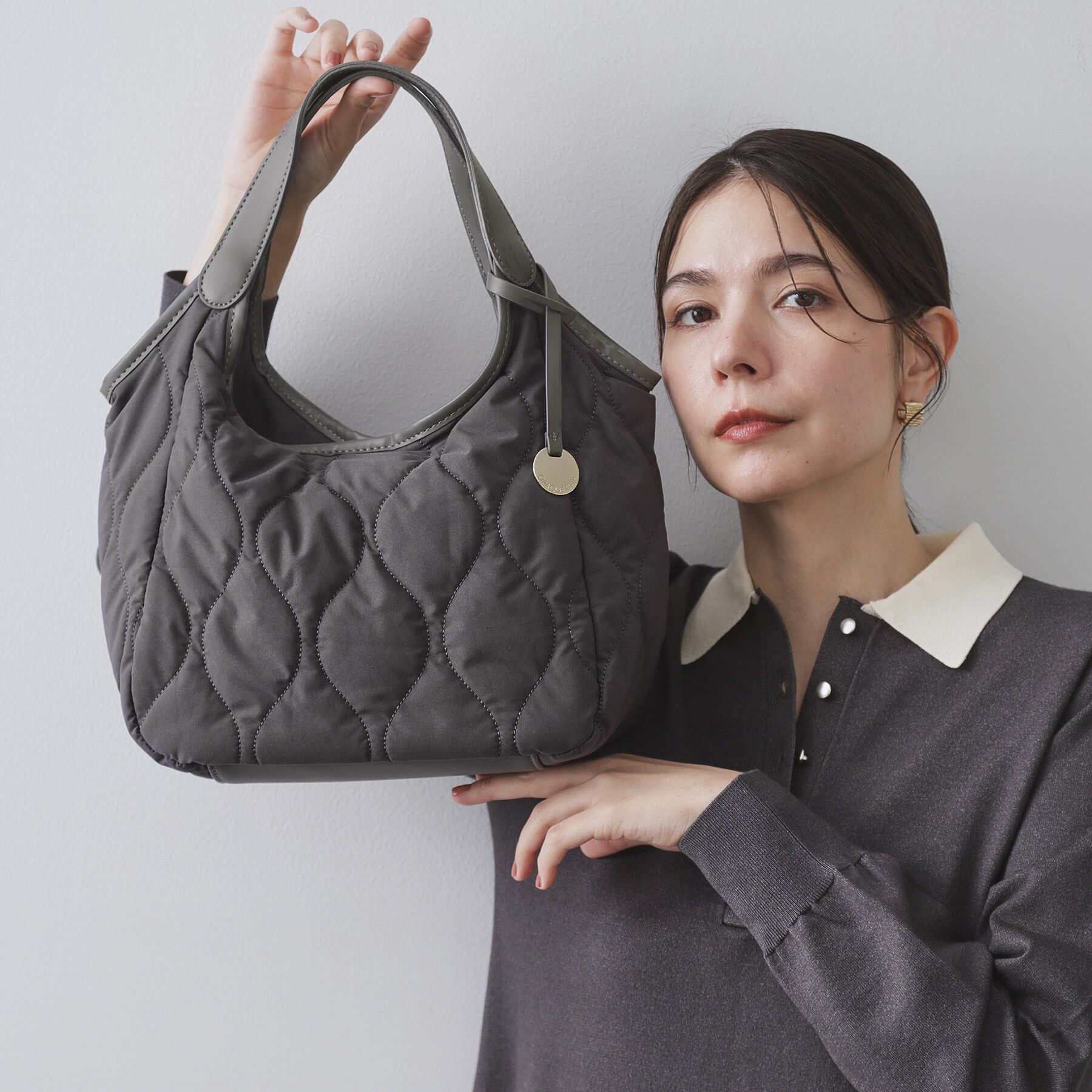 OPAQUE.CLIP「【フェイクファー／キルティング】くり手ミドルトートバッグ」|トートバッグ|チャコールグレー(0