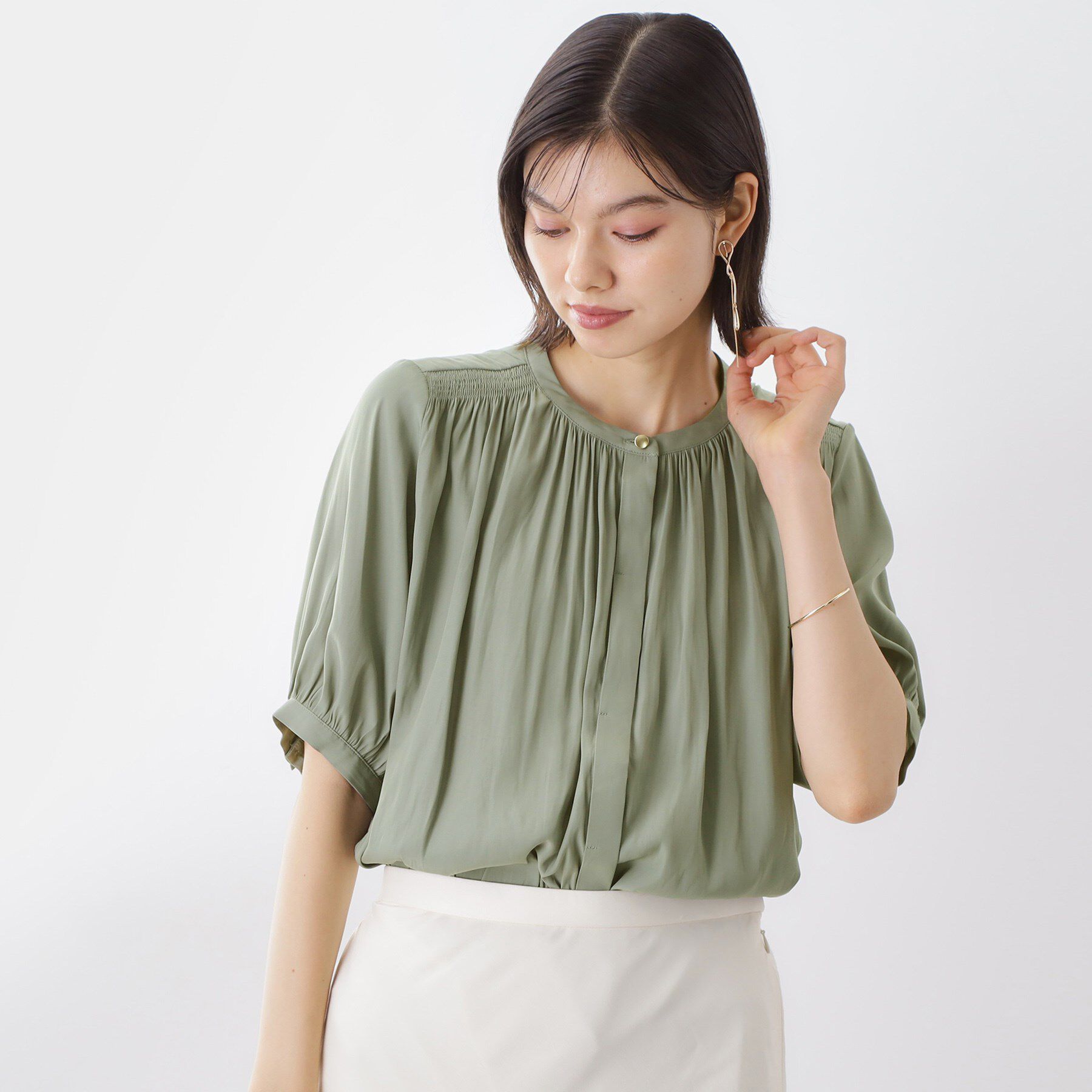 THE SHOP TK「【インしなくも決まる】サテンギャザー5分袖ブラウス」|シャツ・ブラウス|グリーン(022)