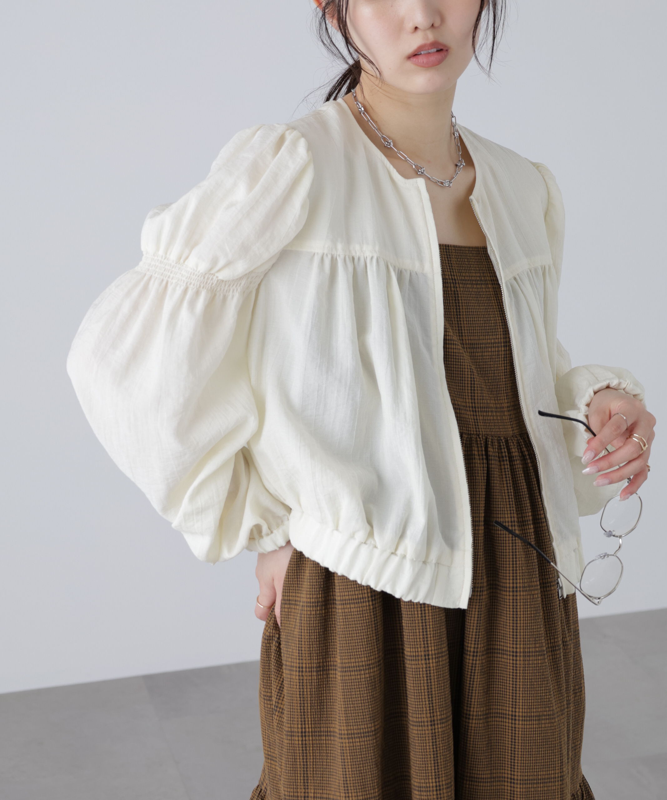  「ノーカラーギャザーシャツブルゾン」|ブルゾン・スタジャン|オフホワイト