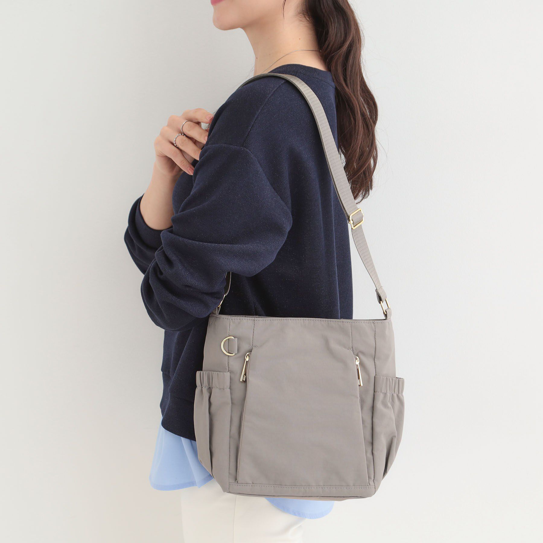 SHOO･LA･RUE「【撥水】縦ファスナー8ポケットショルダーバッグ」|ショルダー・メッセンジャー|グレージュ(050)