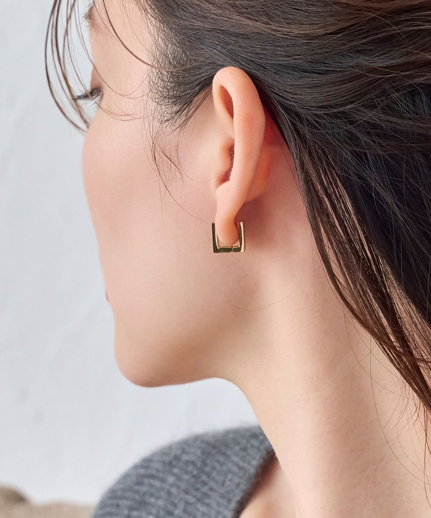 Phoebe「【金属アレルギー対応】ストレートスクエアフープピアス　ゴールド/サージカルステンレス」|ピアス|