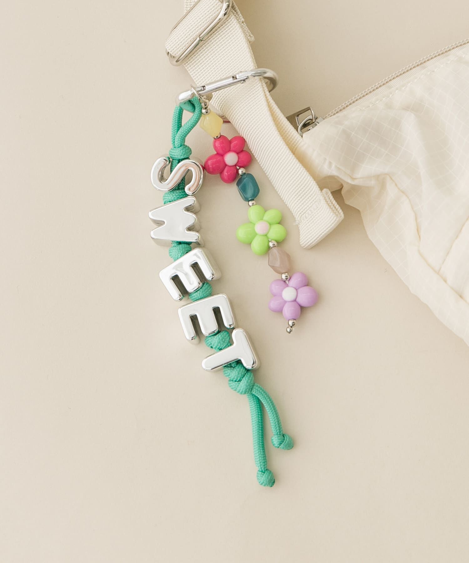 SMELLY「カラフルビーズワードキーチェーン」|チャーム・キーホルダー|グリーン系その他