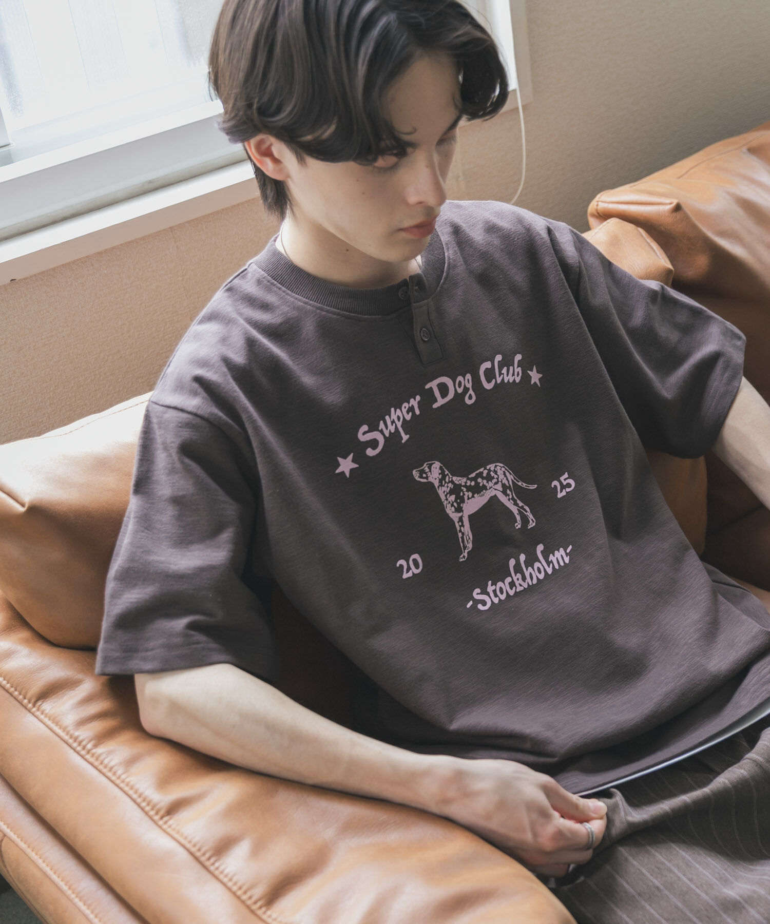 SENSE OF PLACE by URBAN RESEARCH「ヴィンテージグラフィックヘンリーネックTシャツ」|Tシャツ・カットソー|チャコールグレー