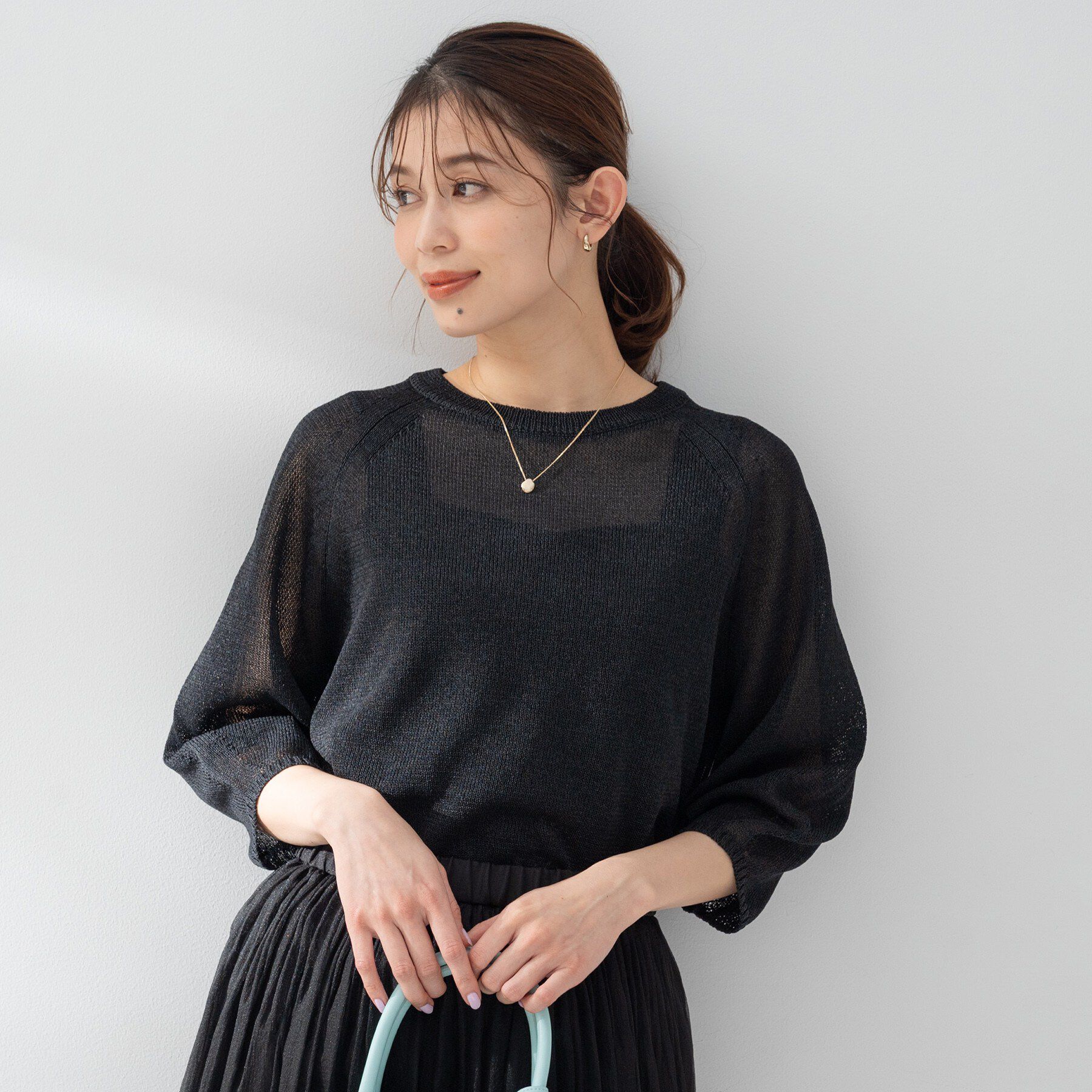 UNTITLED「【洗える/ゆったり/程よい透け感】クルーネックドライニット」|ニット・セーター|ブラック(019)