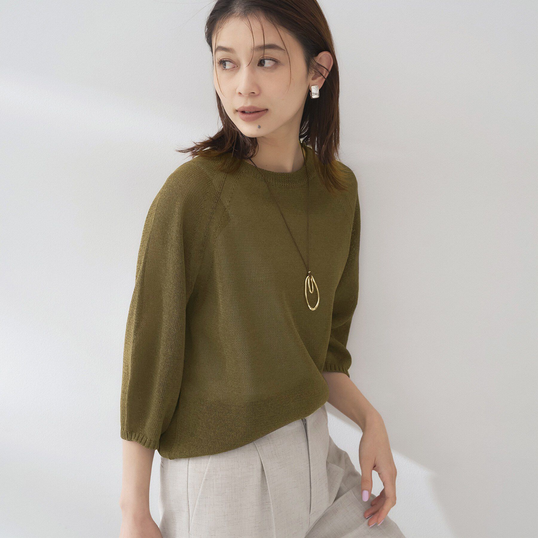 UNTITLED「【洗える/ゆったり/程よい透け感】クルーネックドライニット」|ニット・セーター|カーキ(027)
