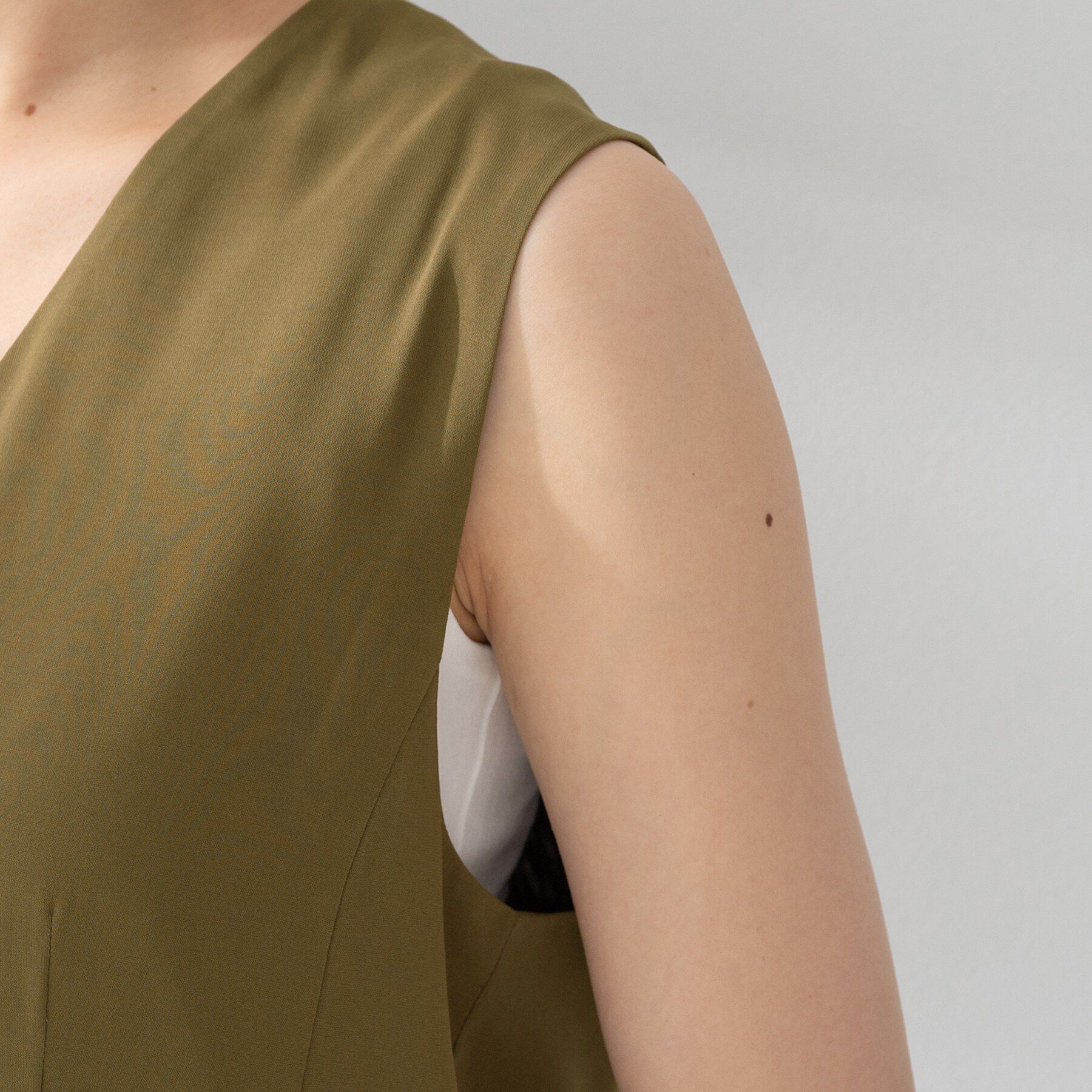 UNTITLED「【セットアップ可/接触冷感/通気性】ドライシアーVネックジレ」|ベスト・ジレ|