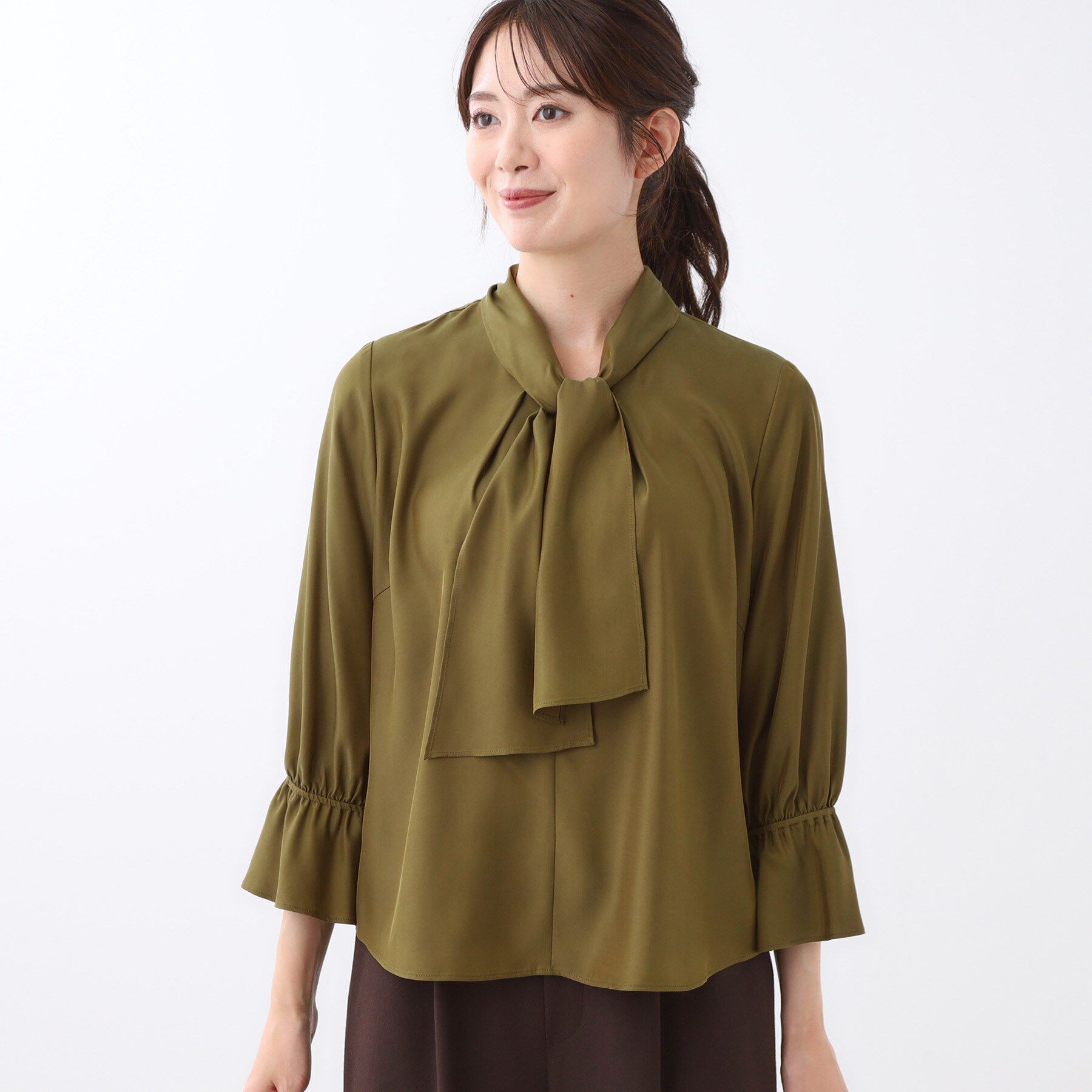 Reflect「【キレイめスタイル／通勤におすすめ◎】ボウタイシャンブレーカラーブラウス」|シャツ・ブラウス|