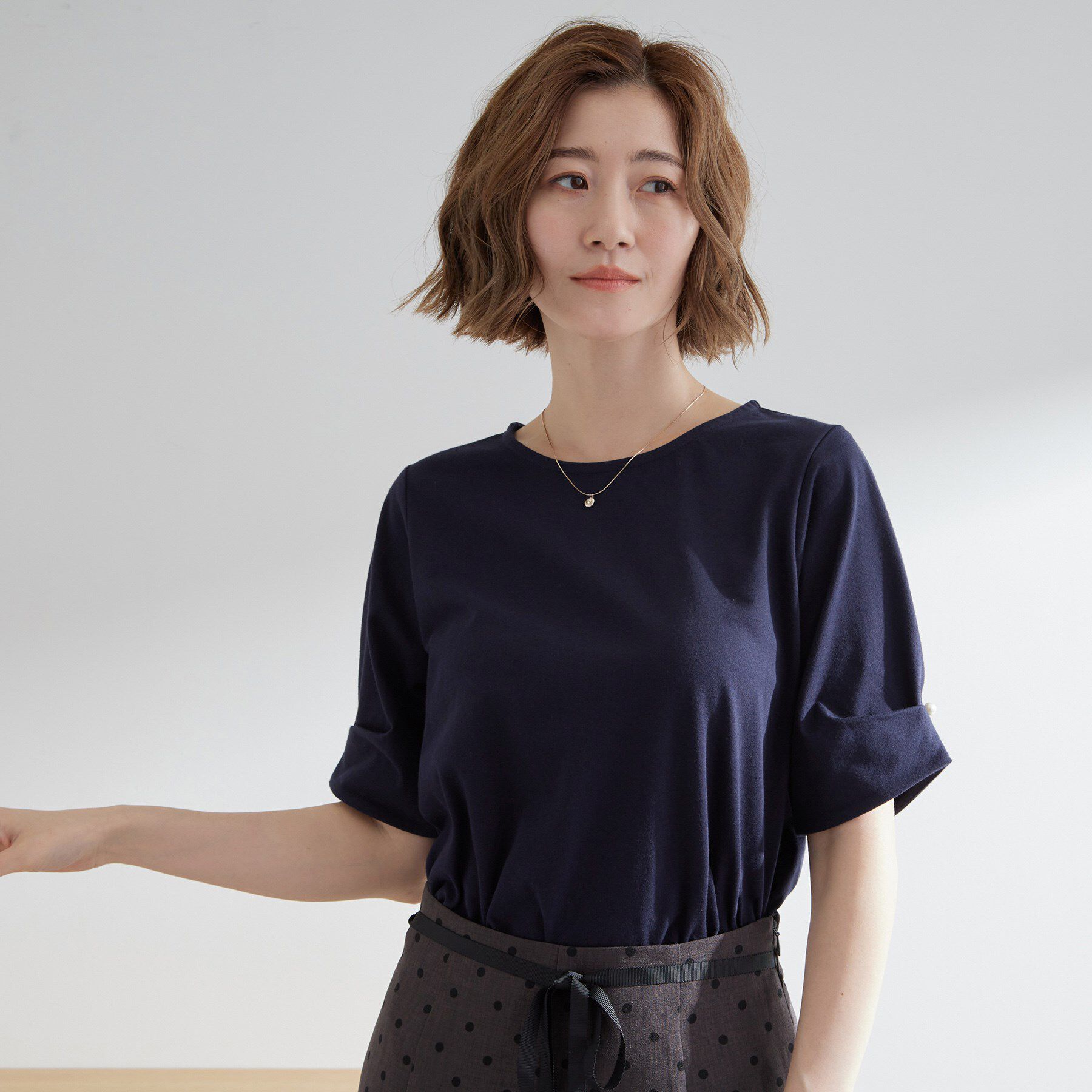 grove「きちんと感と女性らしさ、二の腕カバーが一枚で叶う　袖口パール調ボタンプルオーバー」|Tシャツ・カットソー|