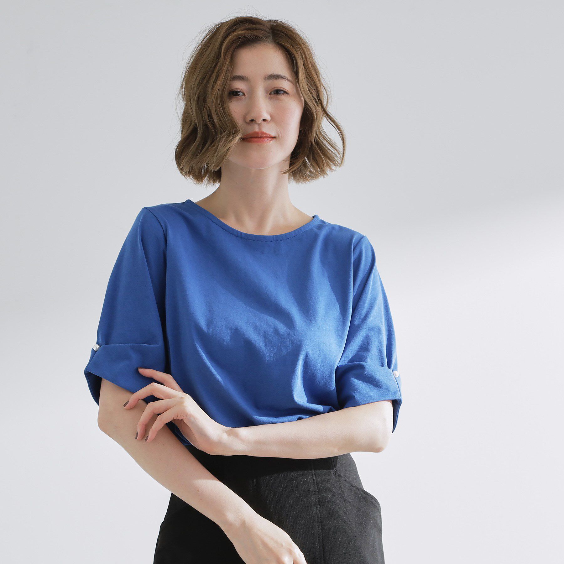 grove「きちんと感と女性らしさ、二の腕カバーが一枚で叶う　袖口パール調ボタンプルオーバー」|Tシャツ・カットソー|ブルー(093)