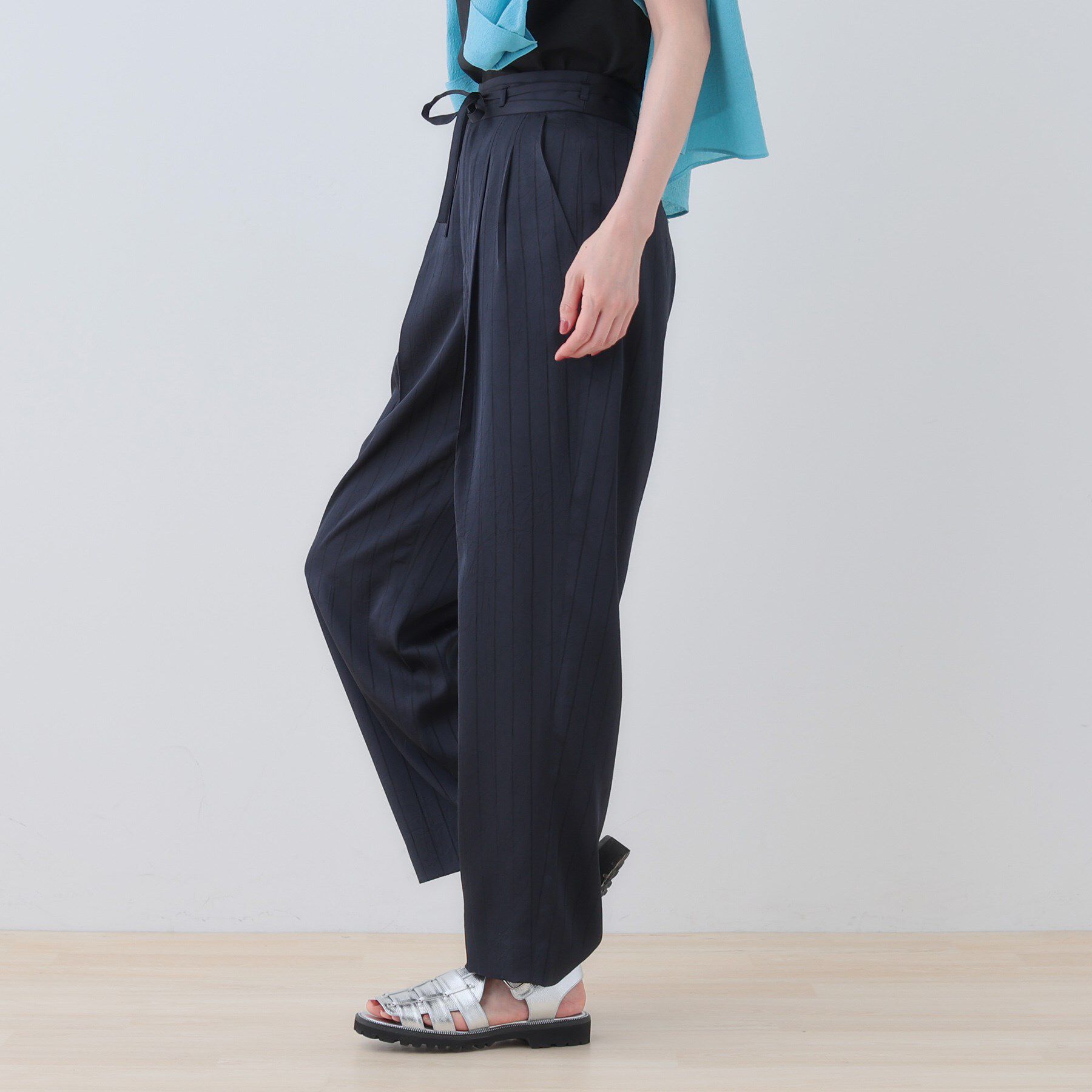 INDIVI「【洗える／UVケア／サッシュベルト付】ストライプ柄サテンテーパードパンツ」|その他|