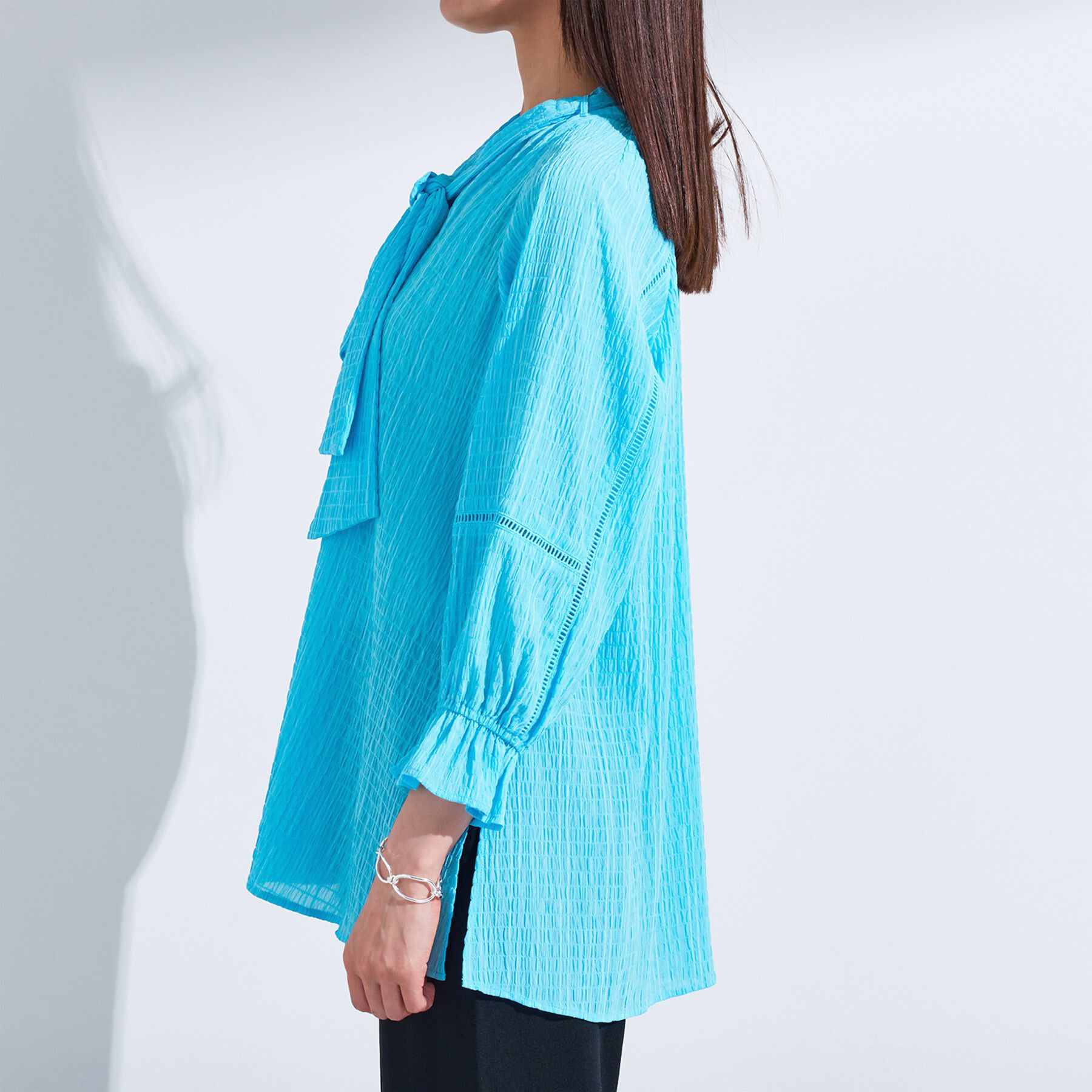 INDIVI「【洗える／シャーリング素材】ボリューム袖エアリーブラウス」|シャツ・ブラウス|