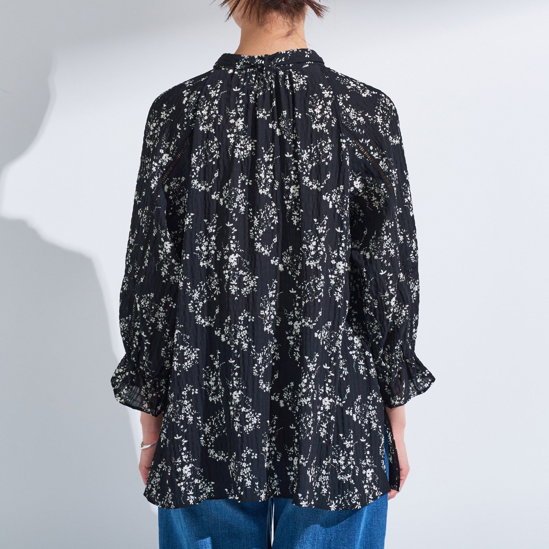 INDIVI「【モノトーン小花柄／シャーリング素材】ボリューム袖エアリーブラウス」|シャツ・ブラウス|