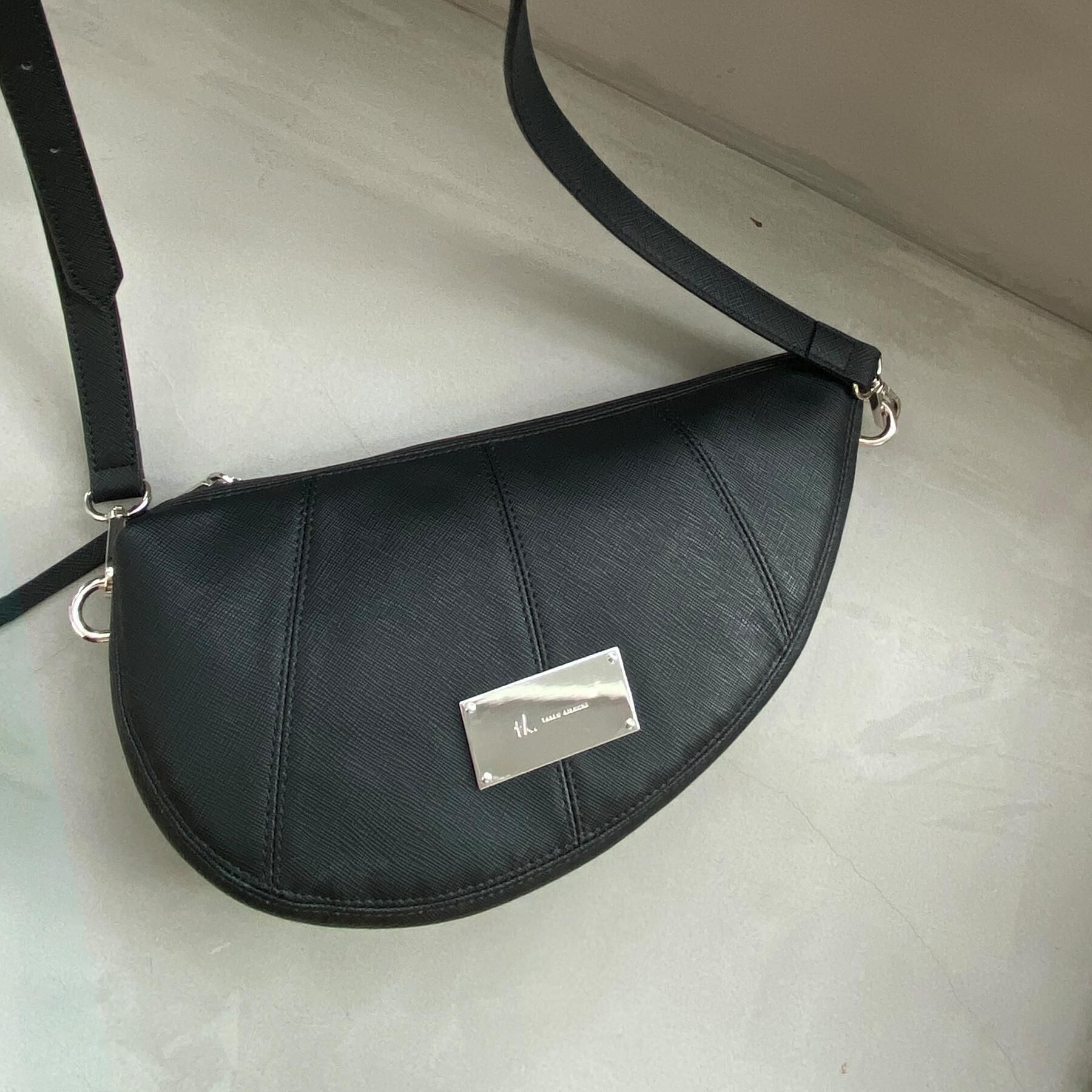 tk.TAKEO KIKUCHI「アシンメトリーハーフムーンショルダーバッグ」|ショルダー・メッセンジャー|ブラック(119)