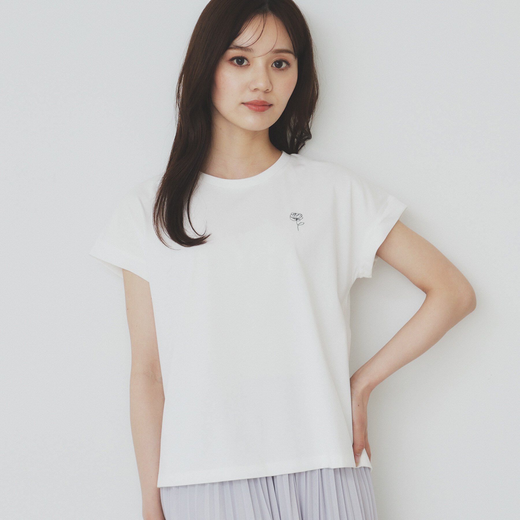 index「《6色展開/S-3Lサイズ》フラワー刺繍Tシャツ【汗ジミ防止/吸水速乾/接触冷感/UVケア/洗濯機洗」|Tシャツ・カットソー|オフホワイト(003