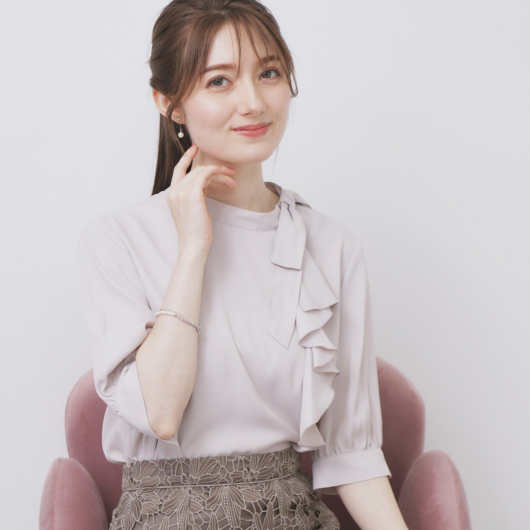 index「ロールカラーアシメフリルリボンブラウス【洗濯機洗い可/イージーアイロン】」|シャツ・ブラウス|グレージュ(050)