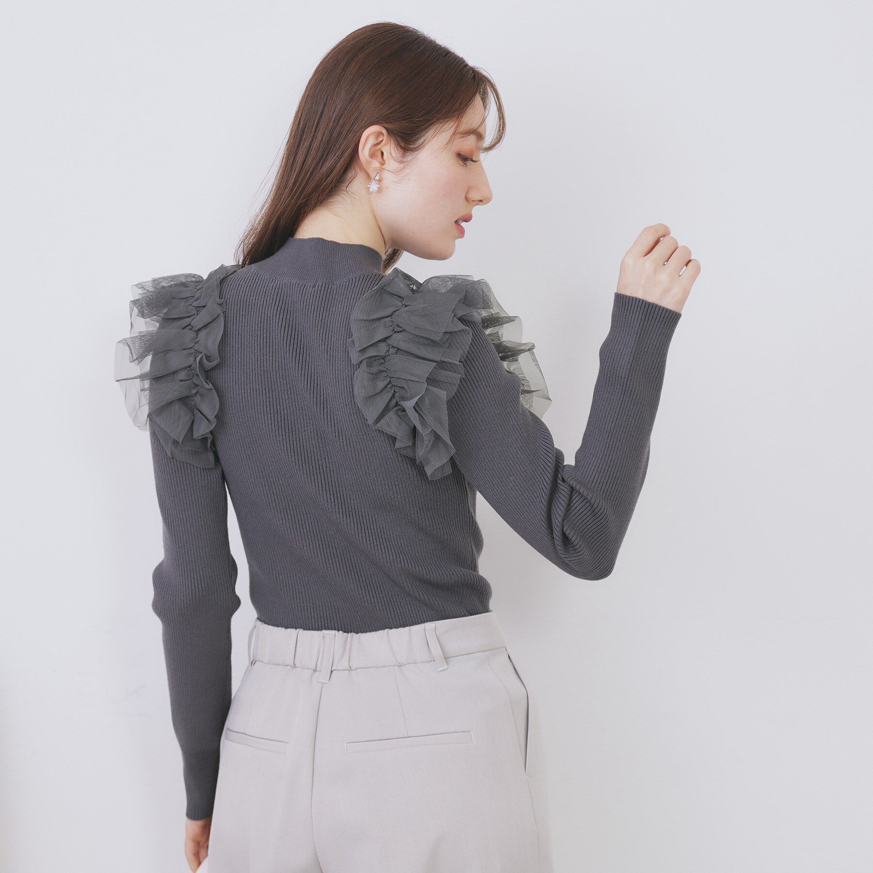 index「ショルダーチュールフリルハイネックニット【洗濯機OK/抗ピル】」|ニット・セーター|