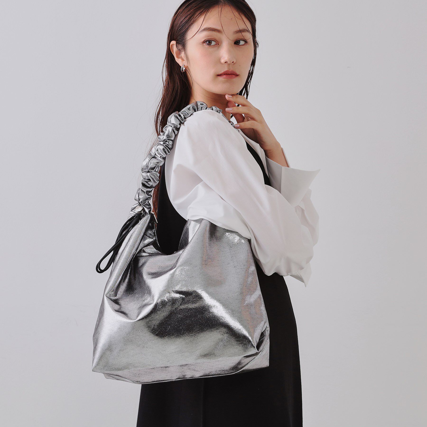 OPAQUE.CLIP「【2WAY／A4サイズ対応】ドロストギャザーフリルハンドルワンショルダーバッグ」|ショルダー・メッセンジャー|ブラックシルバー(6