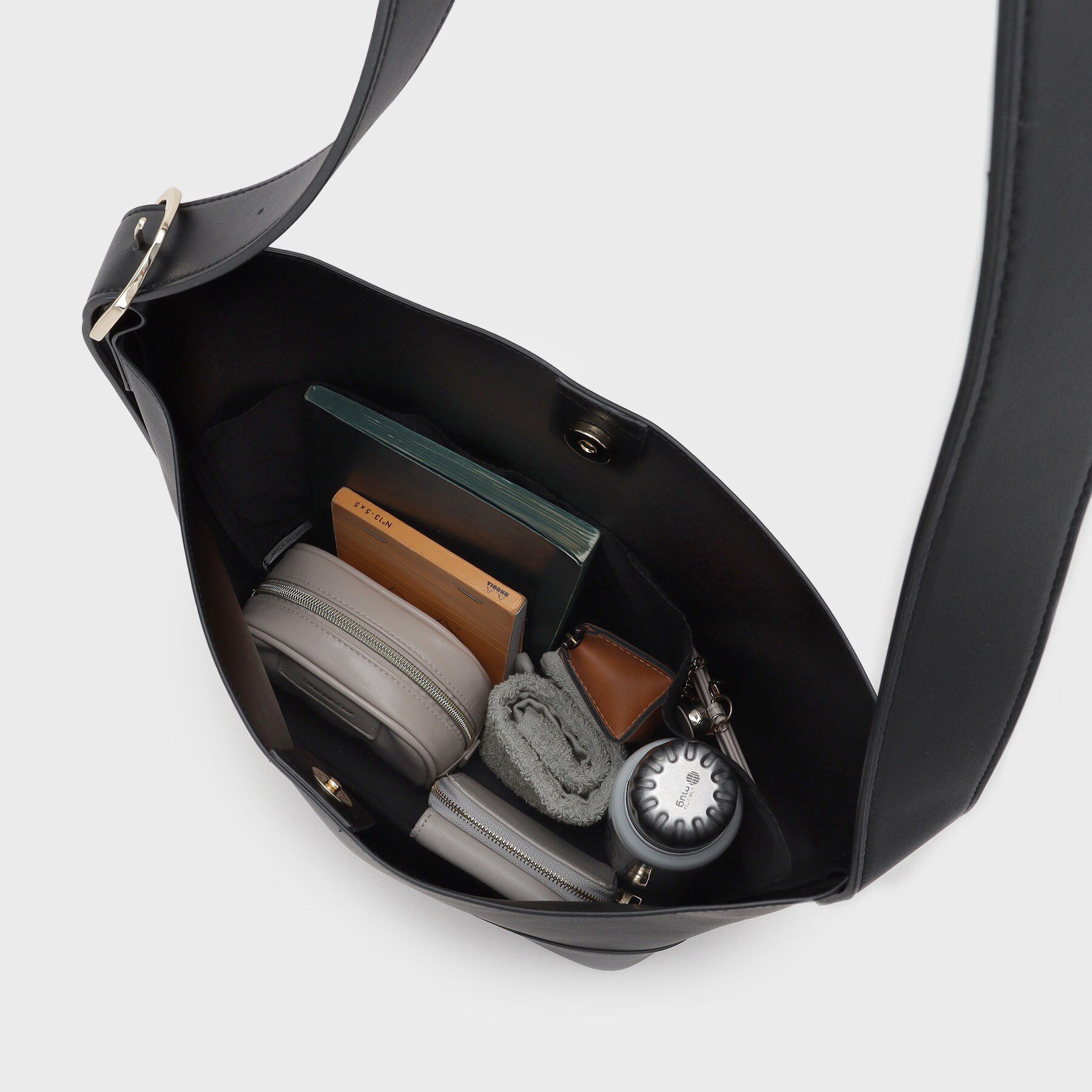 OPAQUE.CLIP「【軽量/A4サイズ対応/通勤対応】スムース合皮ワンショルダーバッグ」|ショルダー・メッセンジャー|