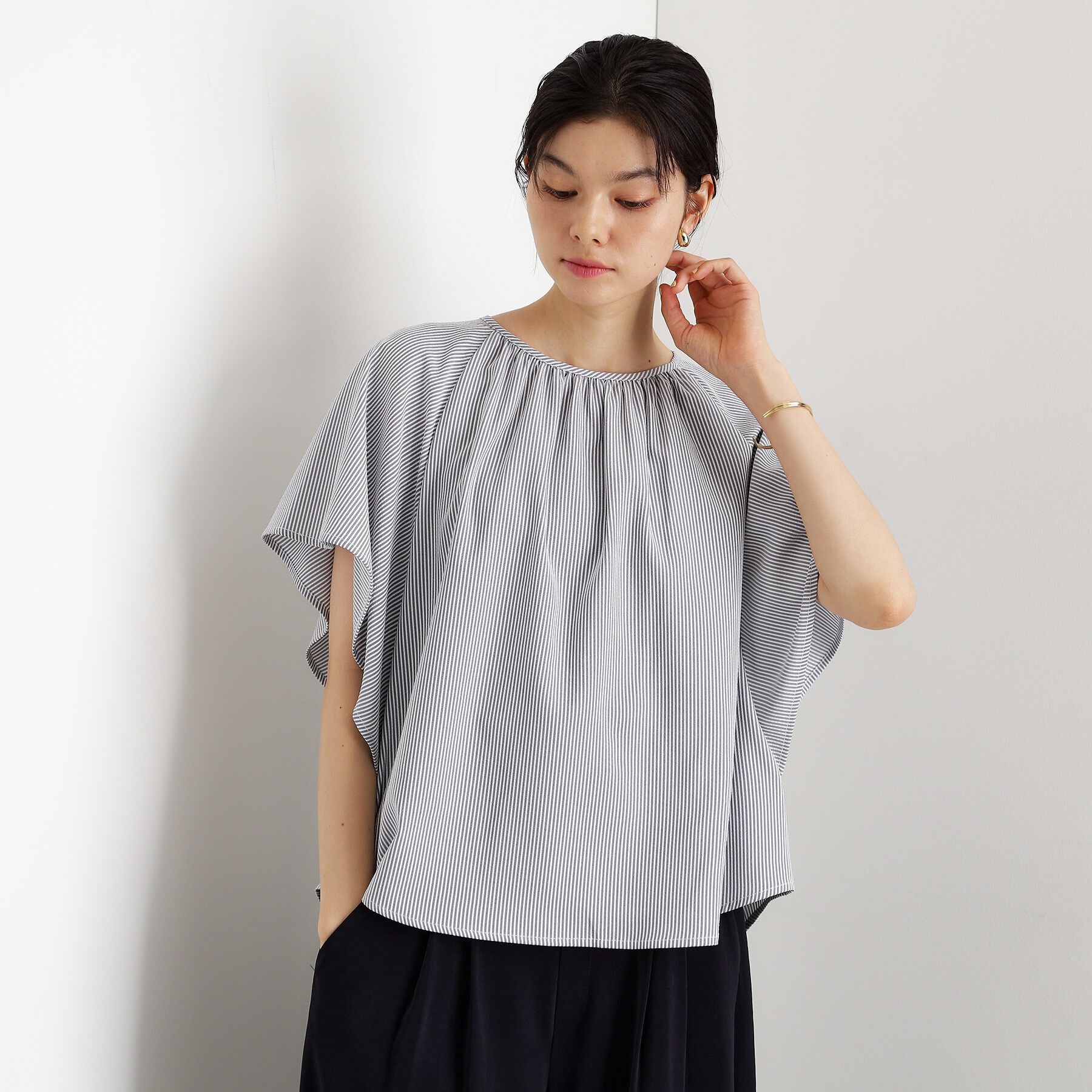 THE SHOP TK「フレアスリーブブラウス【二の腕カバー/UV/洗濯機OK】」|シャツ・ブラウス|チャコールグレー(3