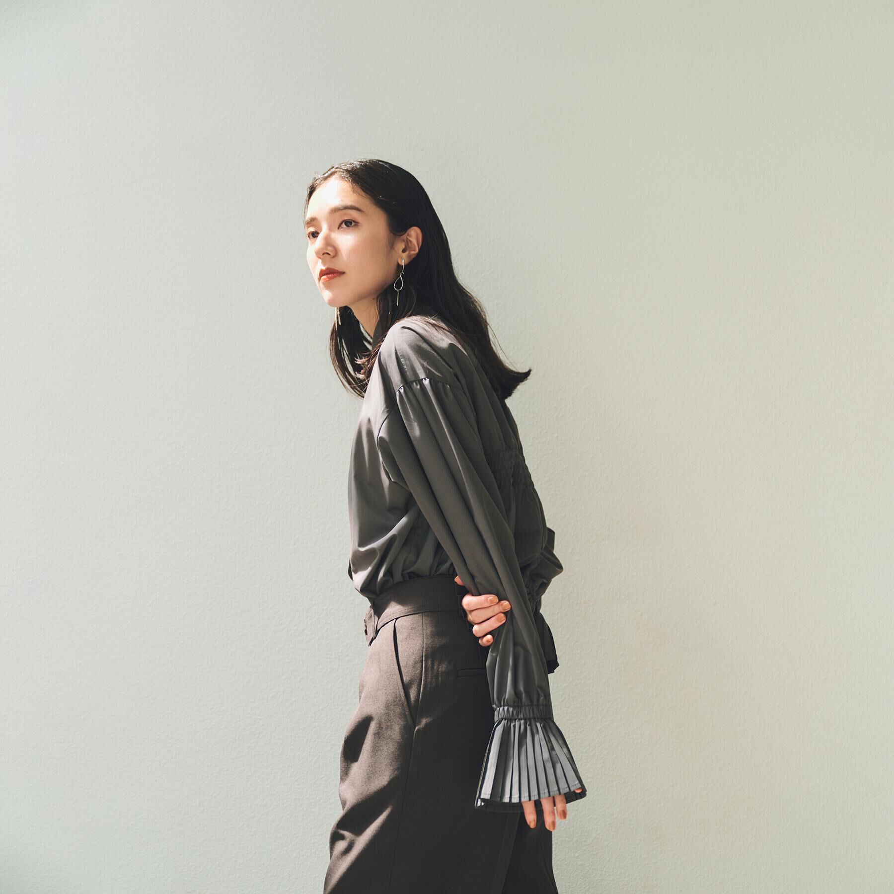 THE SHOP TK「袖プリーツ&バックシャーリングシャツ【体型カバー/洗える】」|シャツ・ブラウス|